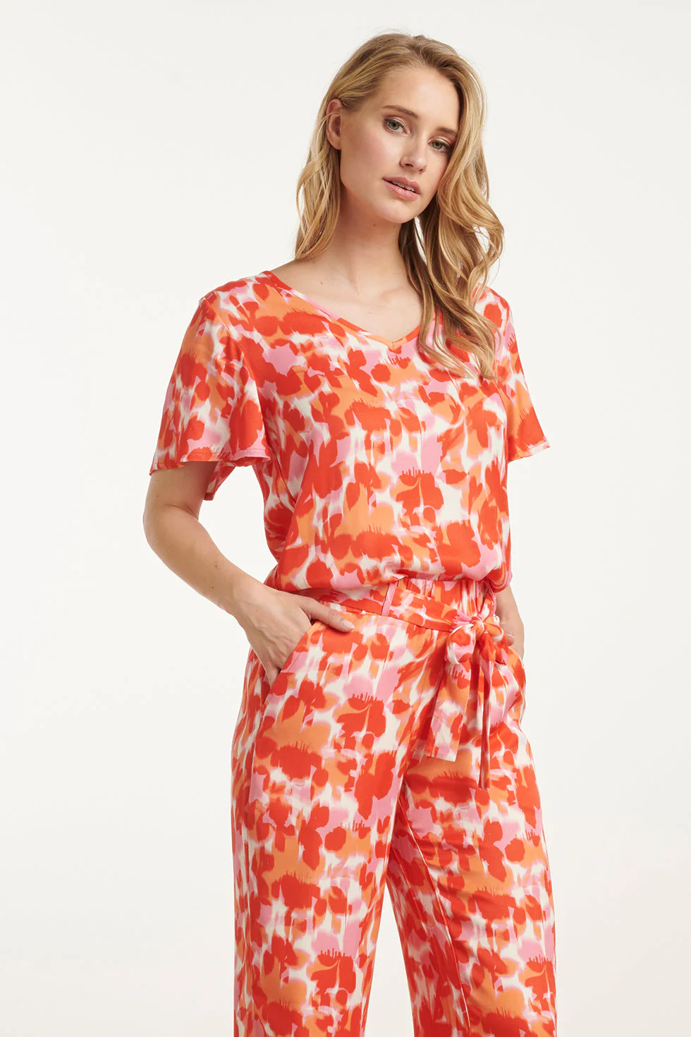 25210 Satijnen Top Met Peach Bloemenprint | Peach - Muticolour - Image 4