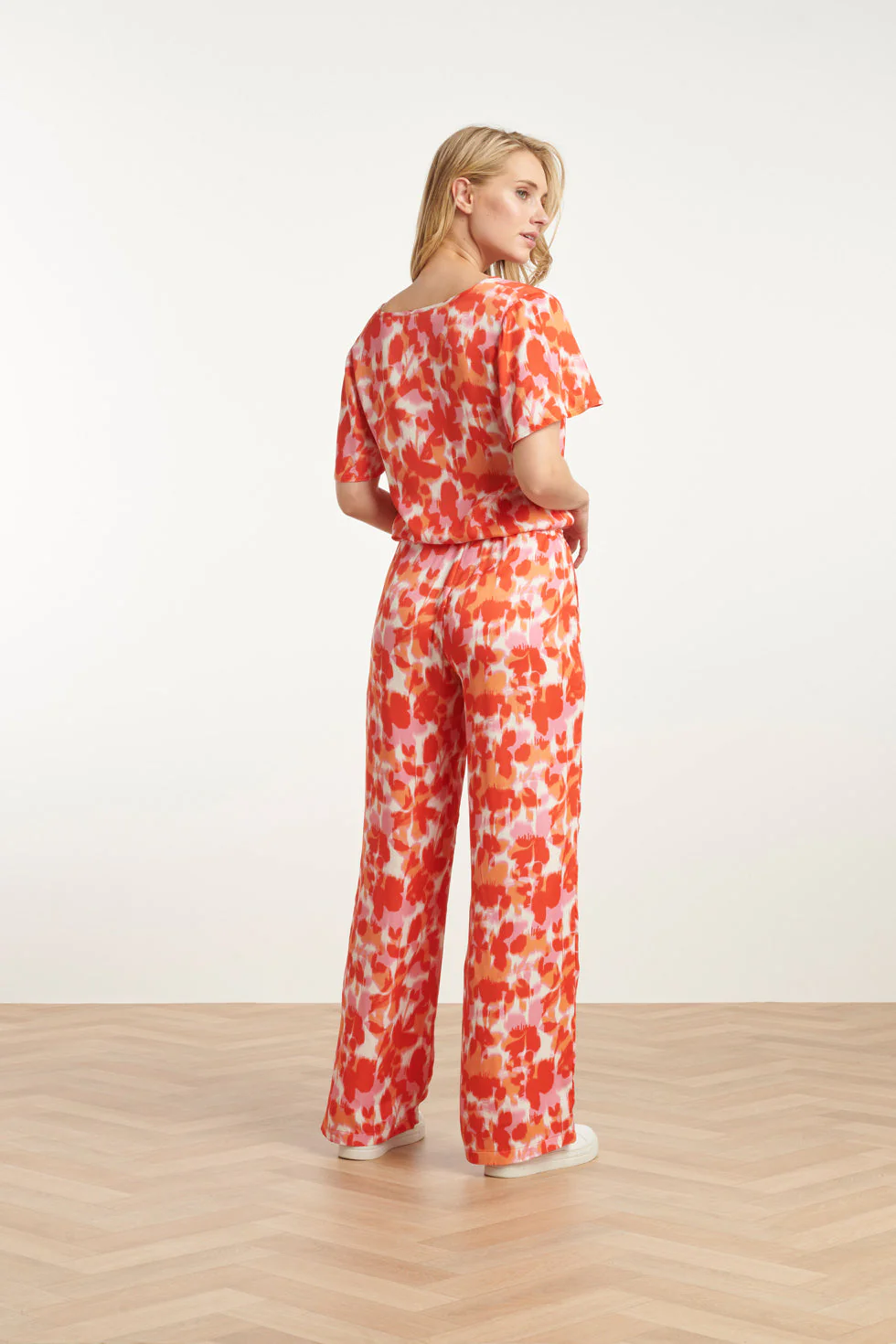25210 Satijnen Top Met Peach Bloemenprint | Peach - Muticolour - Image 5