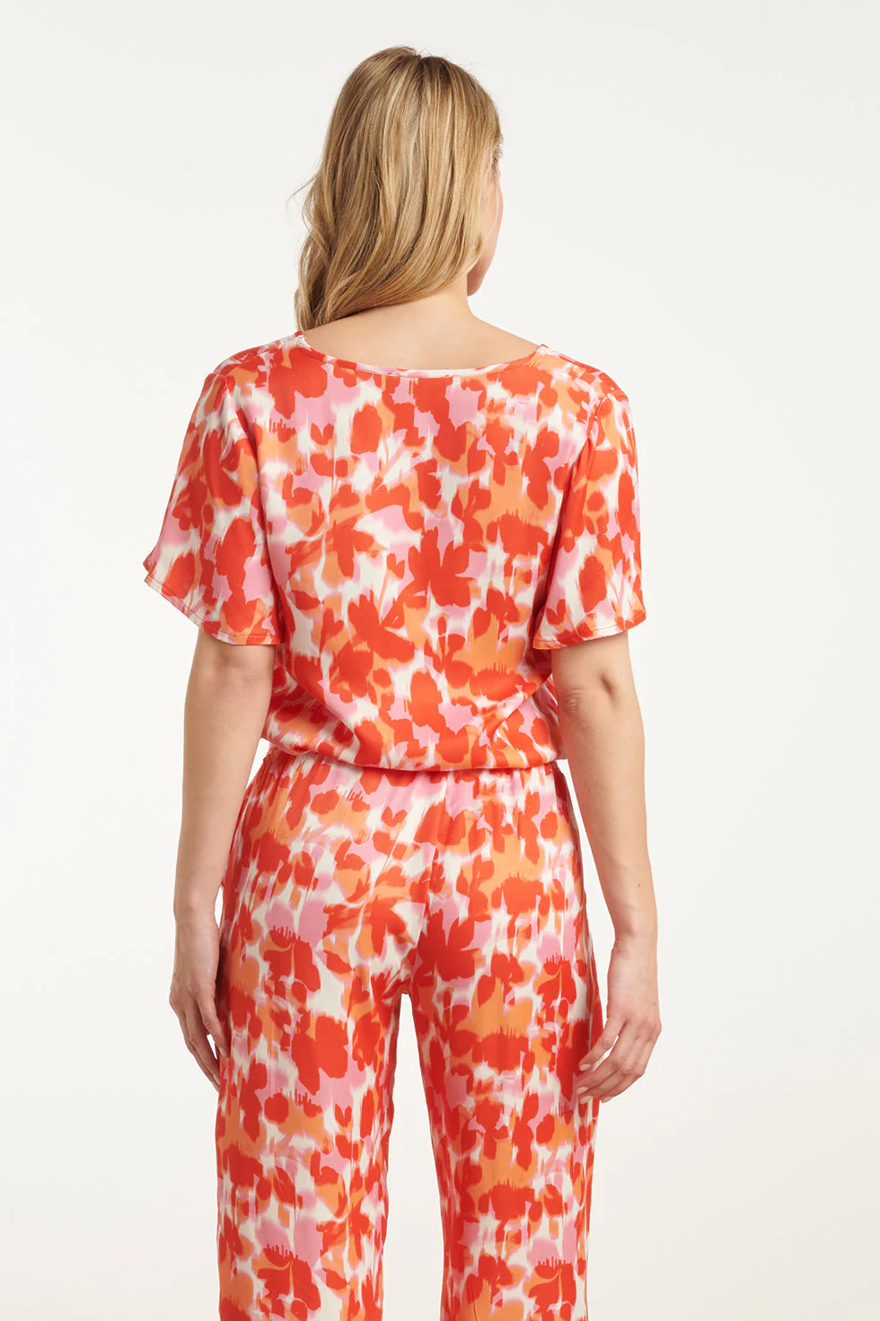 25210 Satijnen Top Met Peach Bloemenprint | Peach - Muticolour - Image 6
