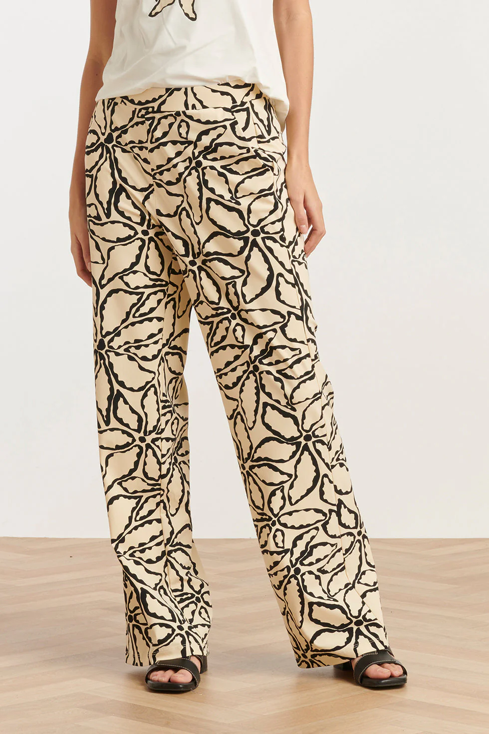 25235 Wide Leg Travel Quality Broek Met E Bloemenprint | Sand - Black - Image 3