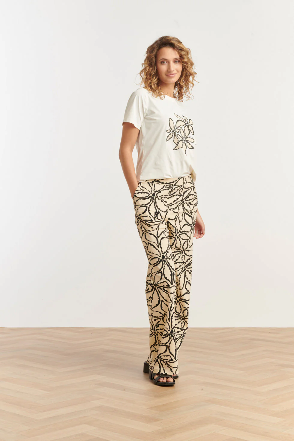 25235 Wide Leg Travel Quality Broek Met E Bloemenprint | Sand - Black - Image 4