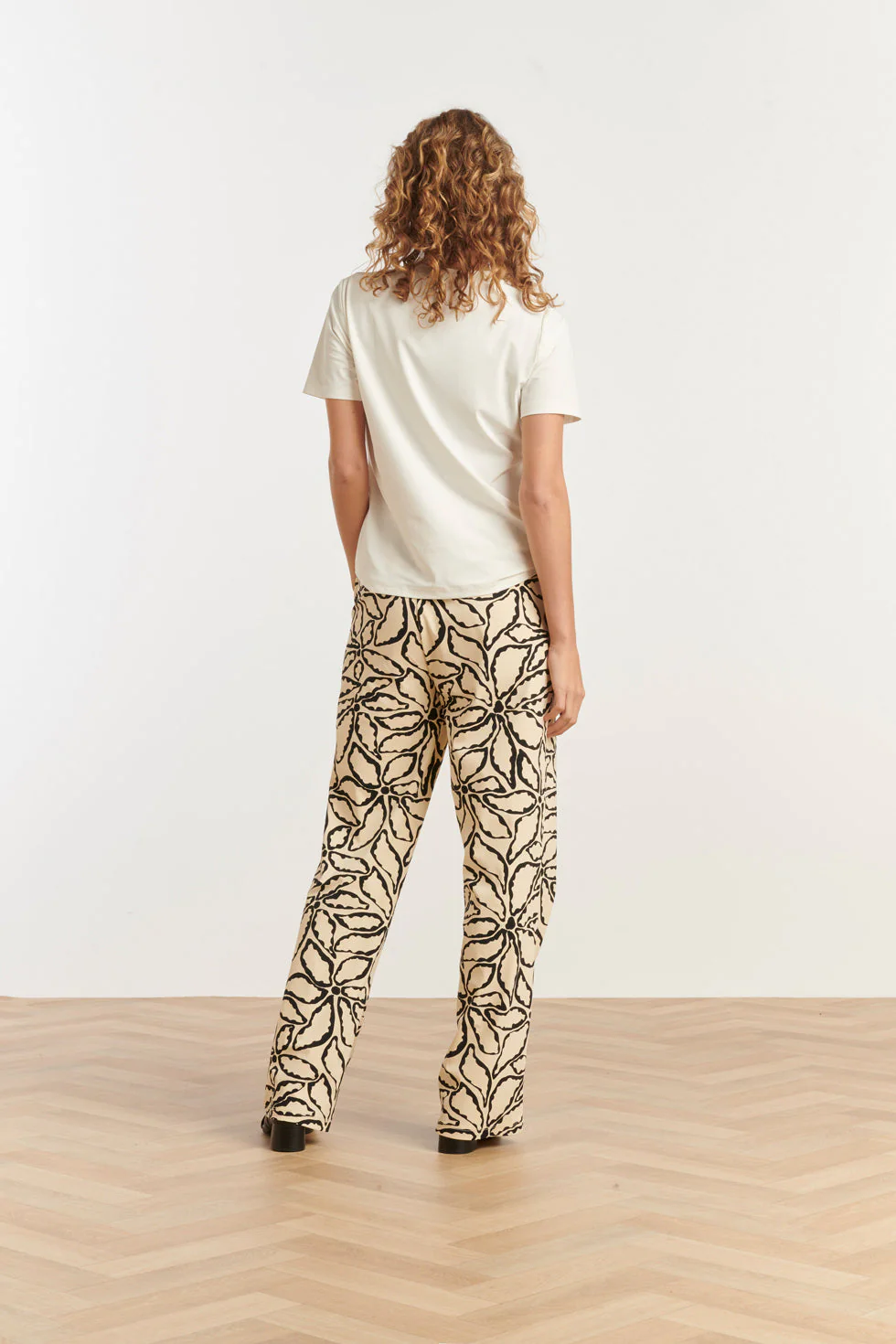 25235 Wide Leg Travel Quality Broek Met E Bloemenprint | Sand - Black - Image 6