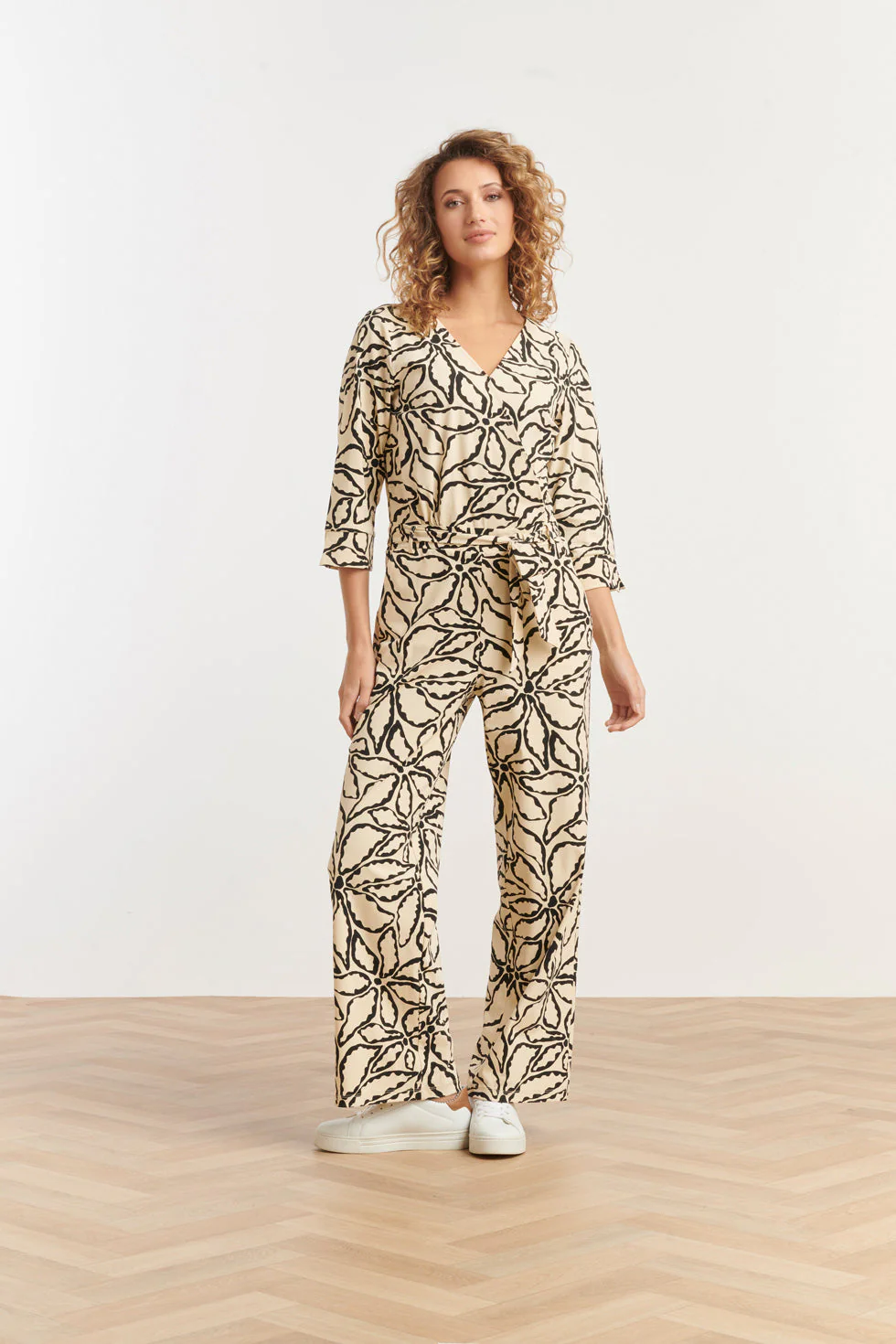 25241 Jumpsuit Met E Bloemenprinttravel Kwaliteit | Sand - Black - Image 3