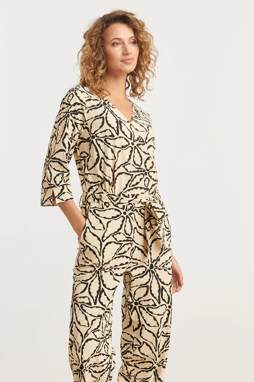 25241 Jumpsuit Met E Bloemenprinttravel Kwaliteit | Sand - Black - Image 4