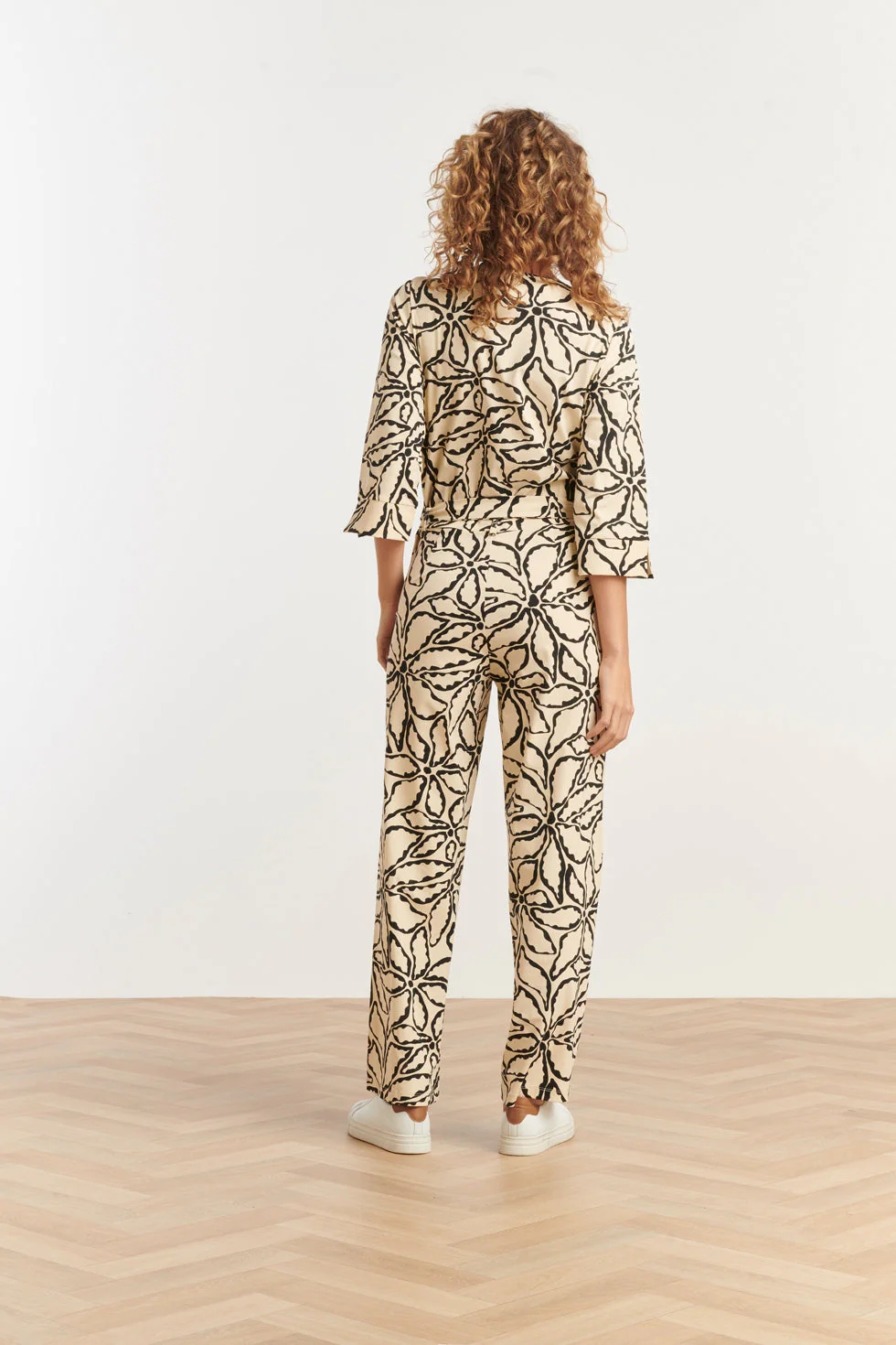 25241 Jumpsuit Met E Bloemenprinttravel Kwaliteit | Sand - Black - Image 6