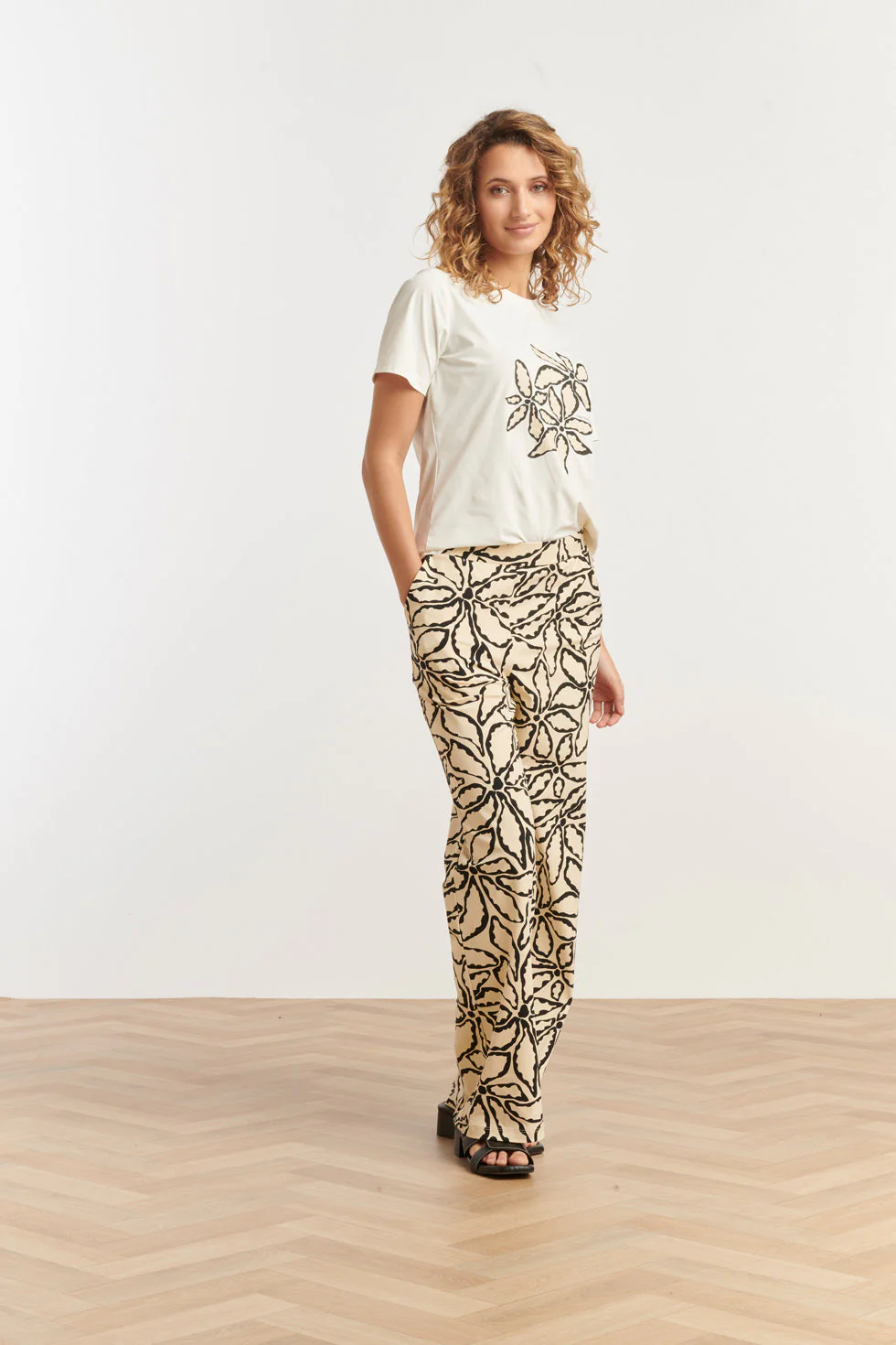 25261 Te T-Shirt Met Bloemenprinttravelkwaliteit | White - Muticolour - Image 4