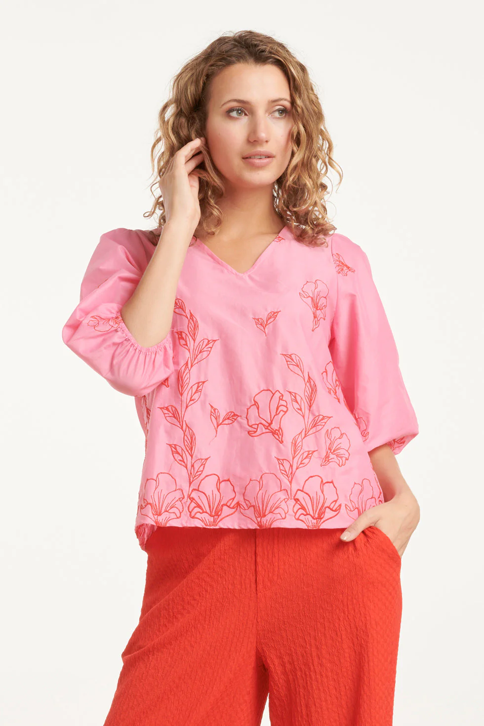 25262 Top Met Bloemenborduurselsv-Hals | Pink - Red
