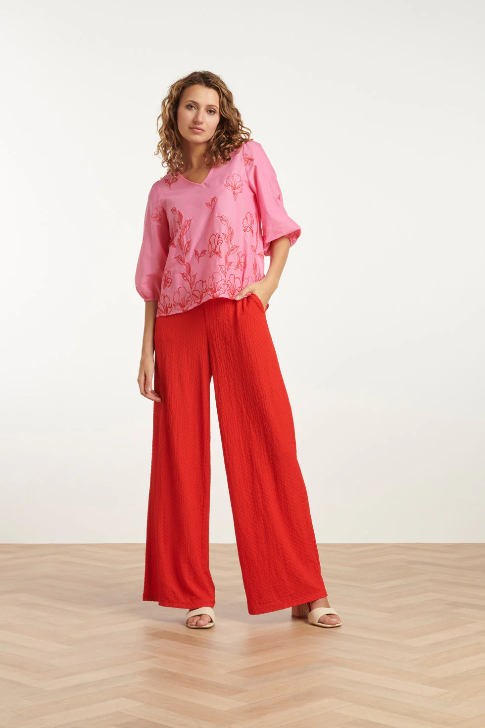 25262 Top Met Bloemenborduurselsv-Hals | Pink - Red - Image 3