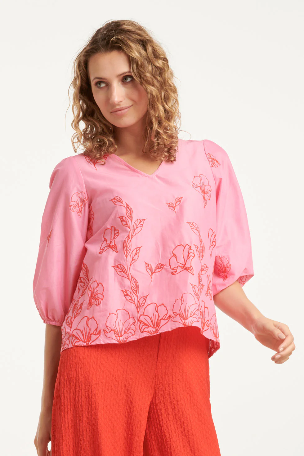 25262 Top Met Bloemenborduurselsv-Hals | Pink - Red - Image 4