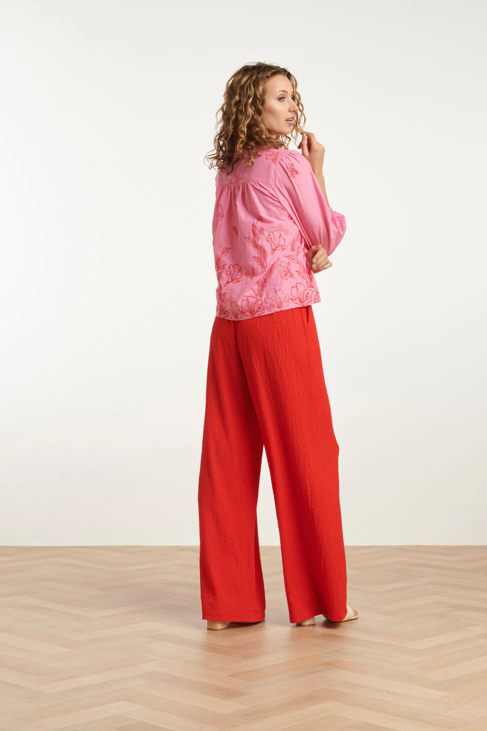 25262 Top Met Bloemenborduurselsv-Hals | Pink - Red - Image 5