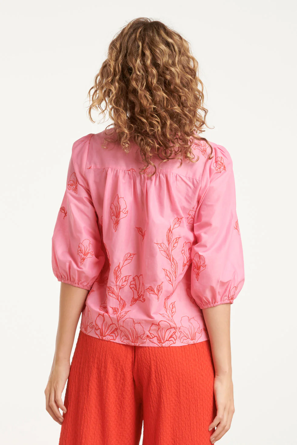 25262 Top Met Bloemenborduurselsv-Hals | Pink - Red - Image 6
