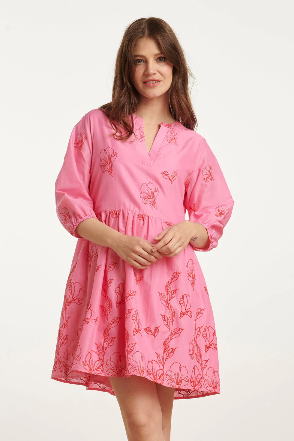 25263 Bloemen Geborduurde Korte Jurk Met V-Hals | Pink - Red