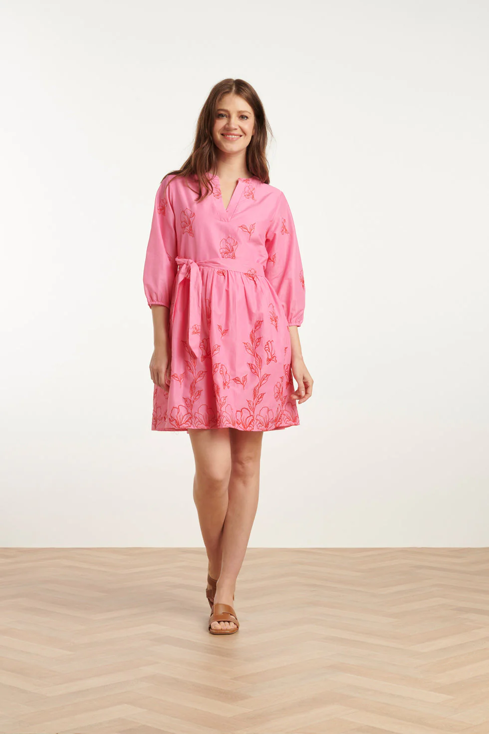 25263 Bloemen Geborduurde Korte Jurk Met V-Hals | Pink - Red - Image 3