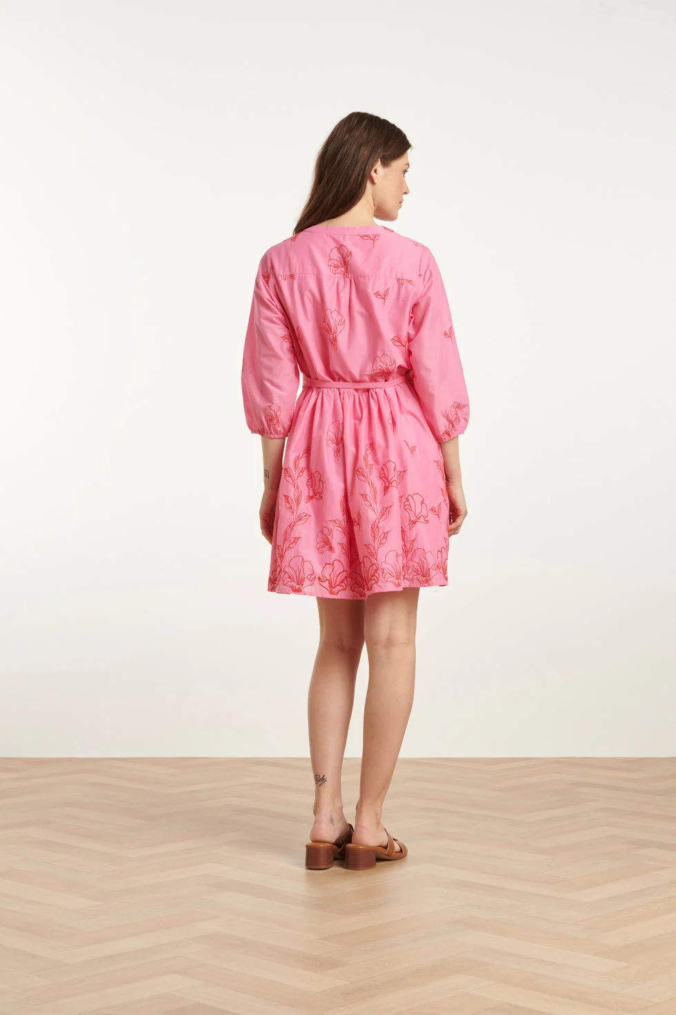 25263 Bloemen Geborduurde Korte Jurk Met V-Hals | Pink - Red - Image 5