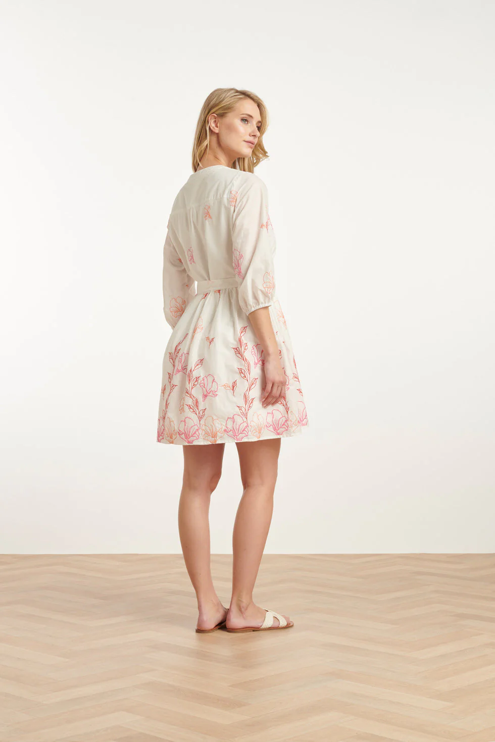 25263 Te Bloemen Geborduurde Korte Jurk Met V-Hals | White - Muticolour - Image 5