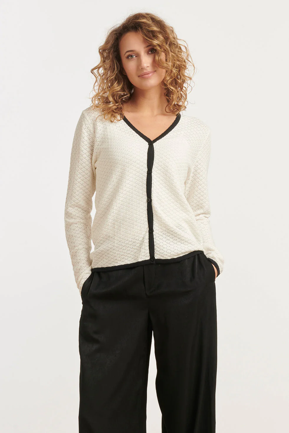 25265 Off White Knitted Cardigan Met E Contrast Details | Off White - Black