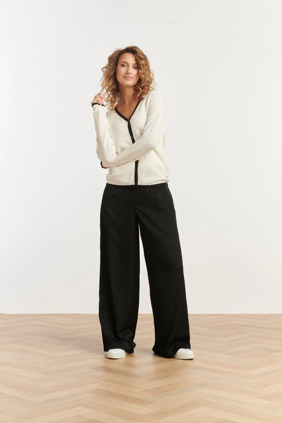 25265 Off White Knitted Cardigan Met E Contrast Details | Off White - Black - Image 3