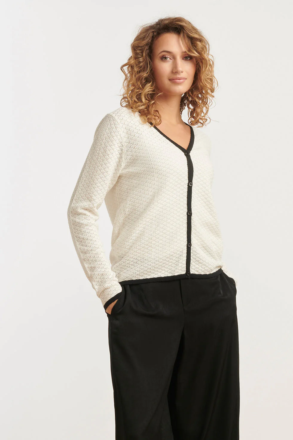 25265 Off White Knitted Cardigan Met E Contrast Details | Off White - Black - Image 4