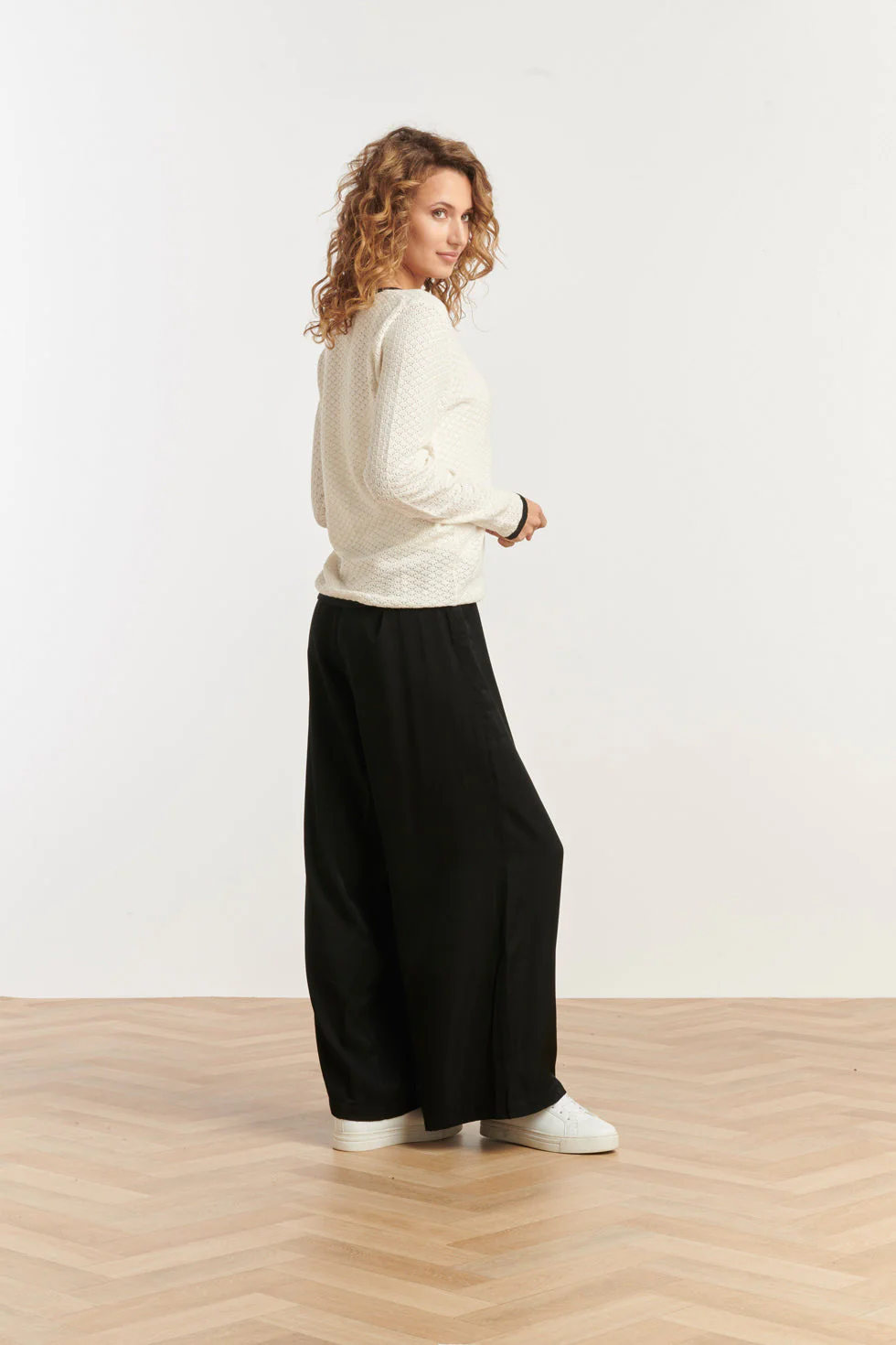 25265 Off White Knitted Cardigan Met E Contrast Details | Off White - Black - Image 5