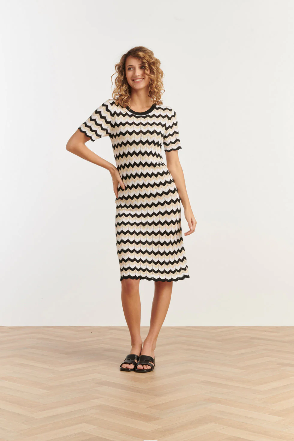 25267 Zigzag Gebreide Jurk, | Sand - Black - Image 3