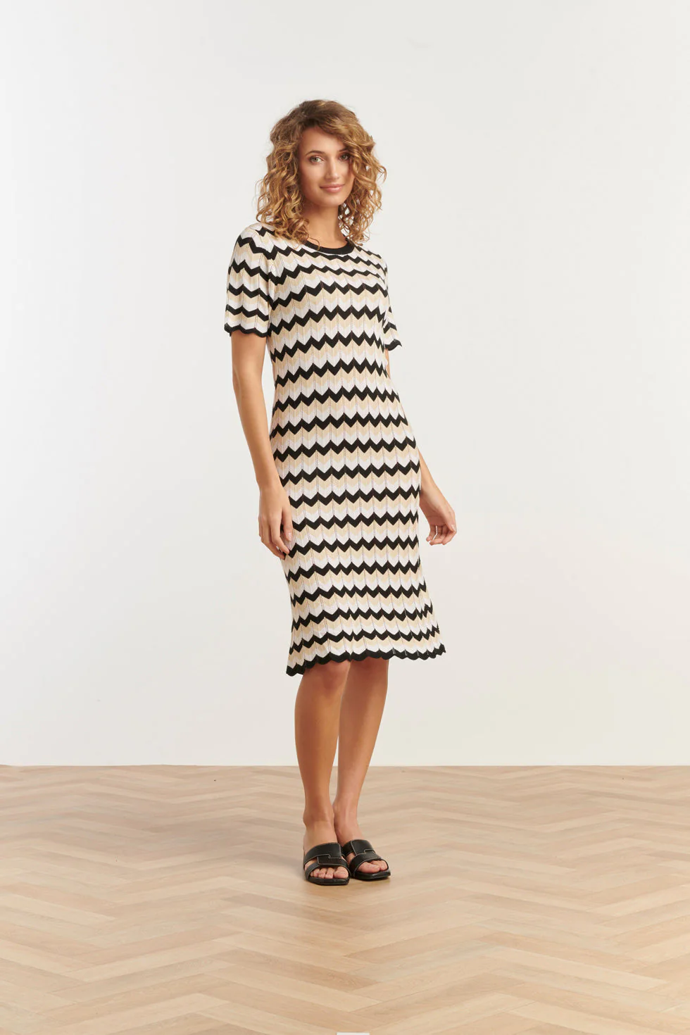 25267 Zigzag Gebreide Jurk, | Sand - Black - Image 4