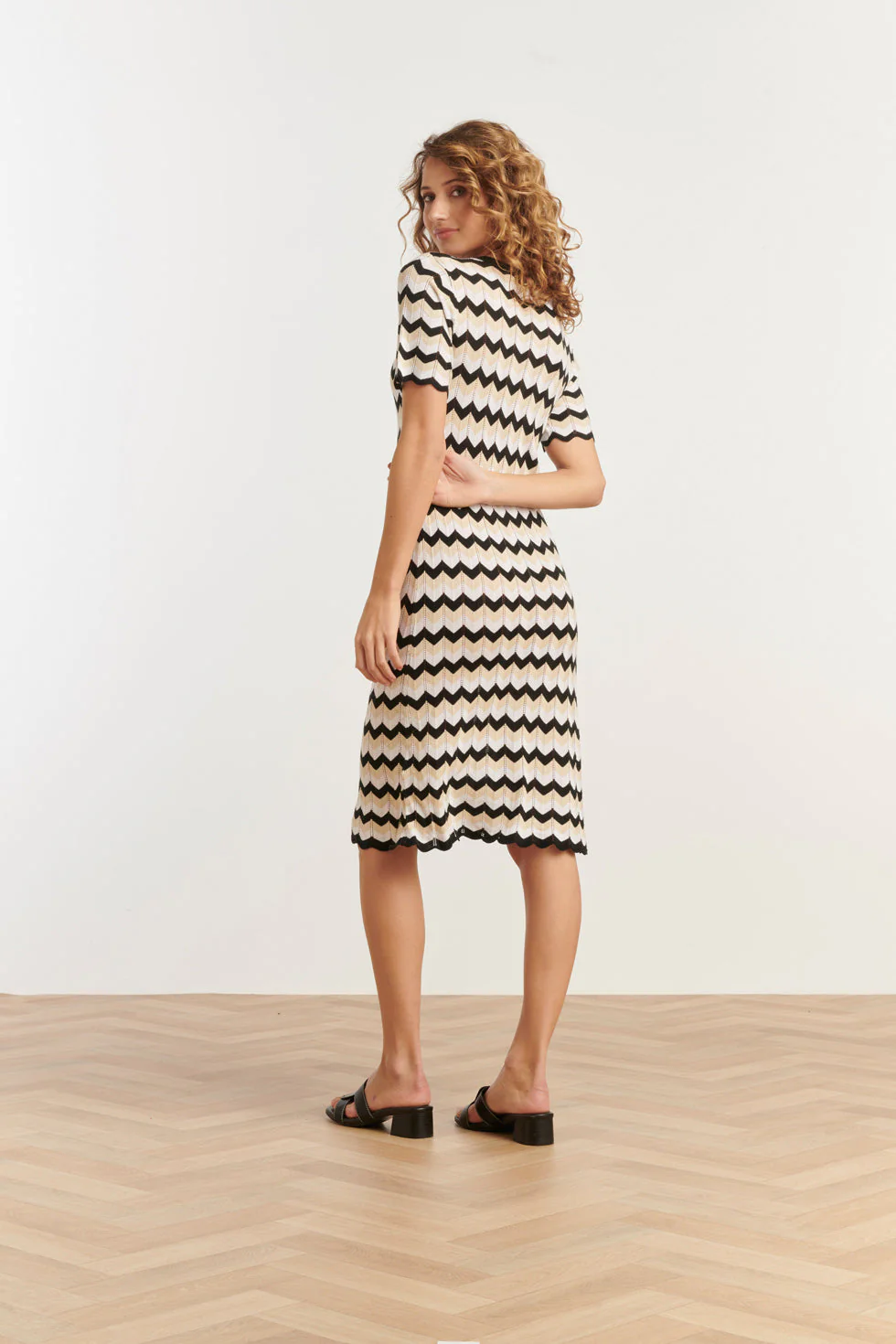 25267 Zigzag Gebreide Jurk, | Sand - Black - Image 5