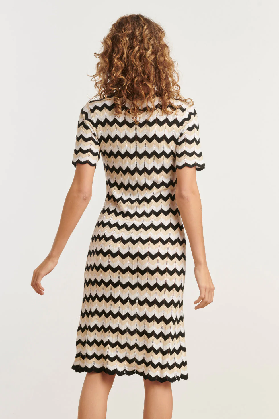 25267 Zigzag Gebreide Jurk, | Sand - Black - Image 6