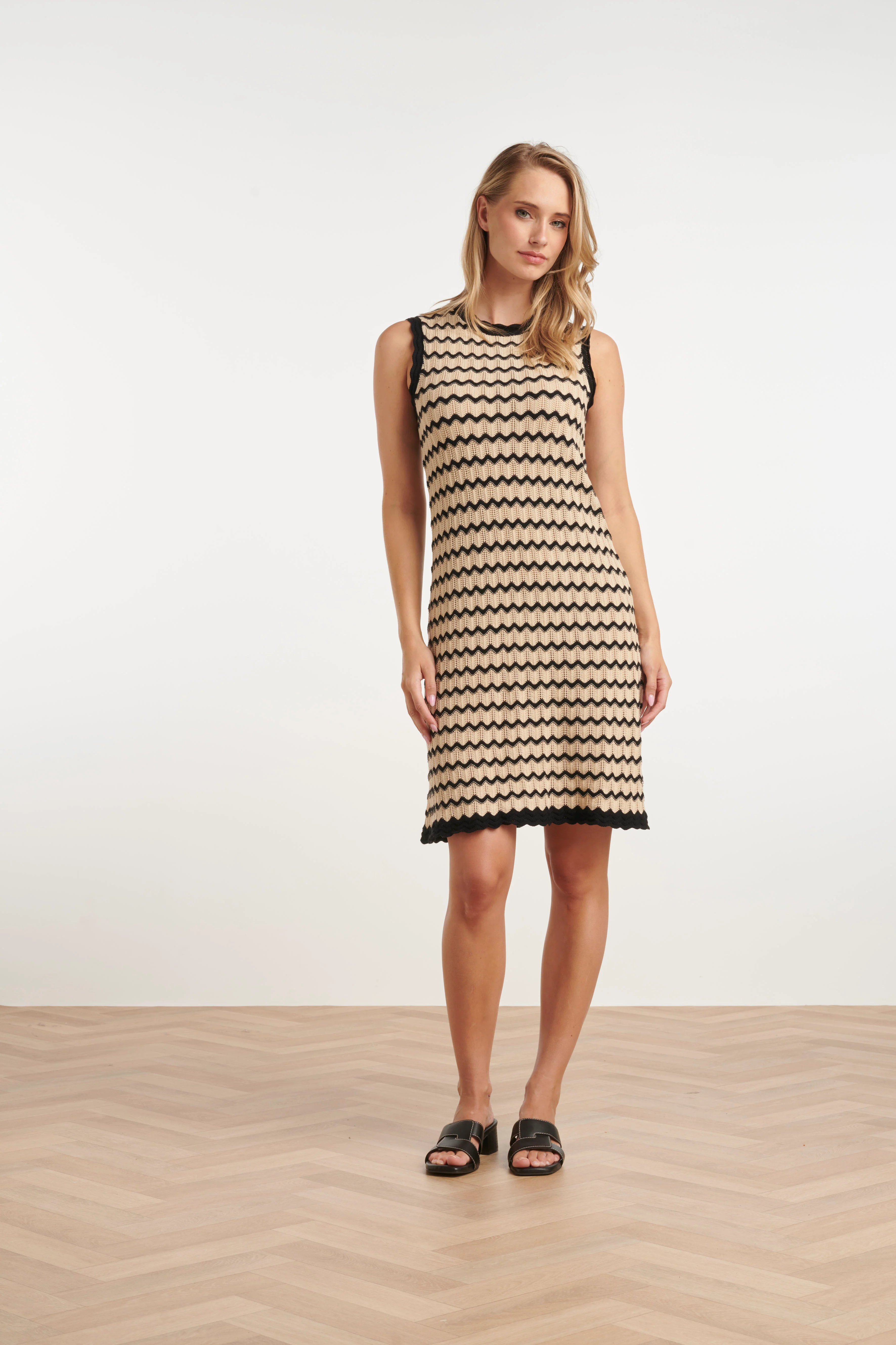 25308, Jurken | Off White - Black