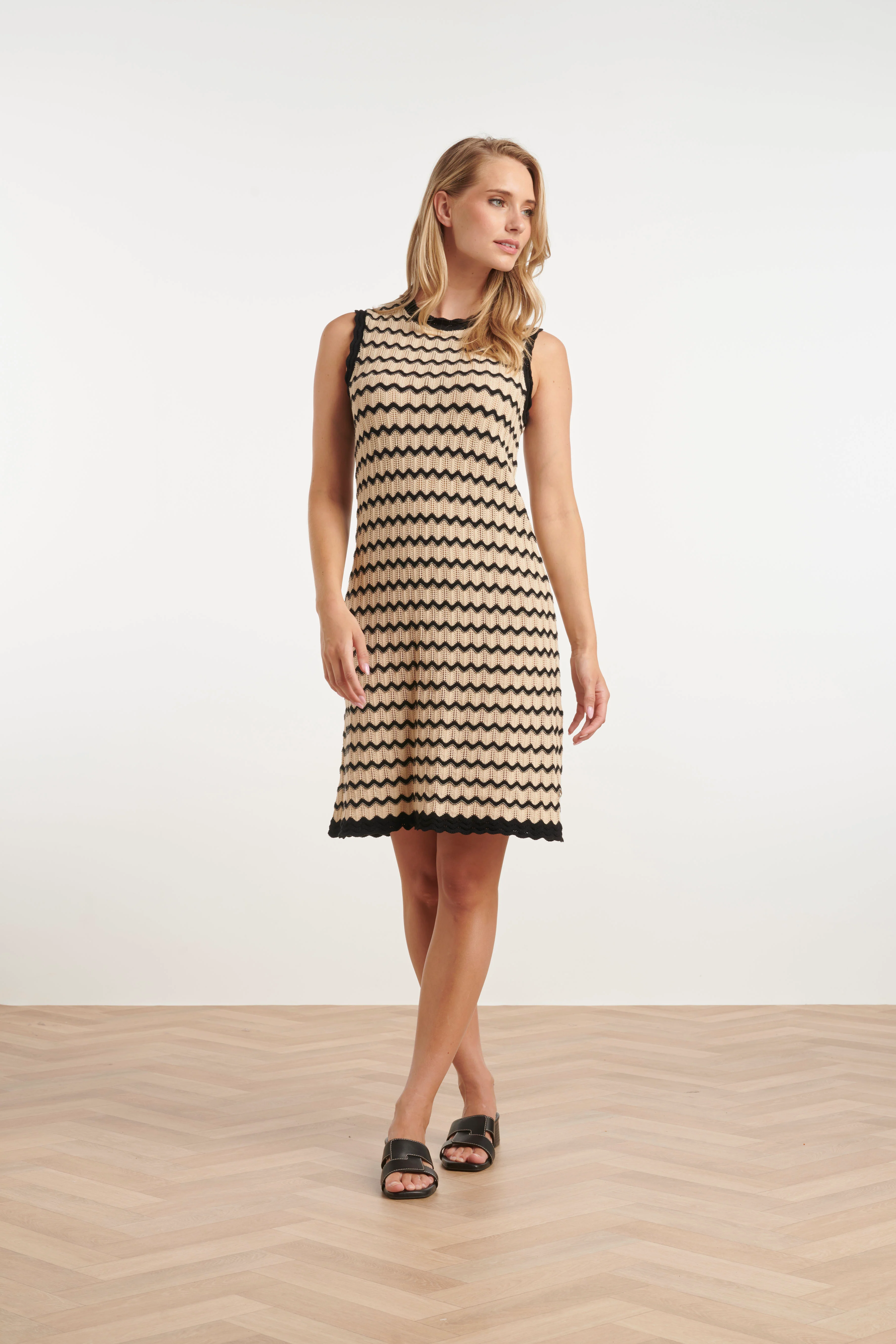 25308, Jurken | Off White - Black - Image 2