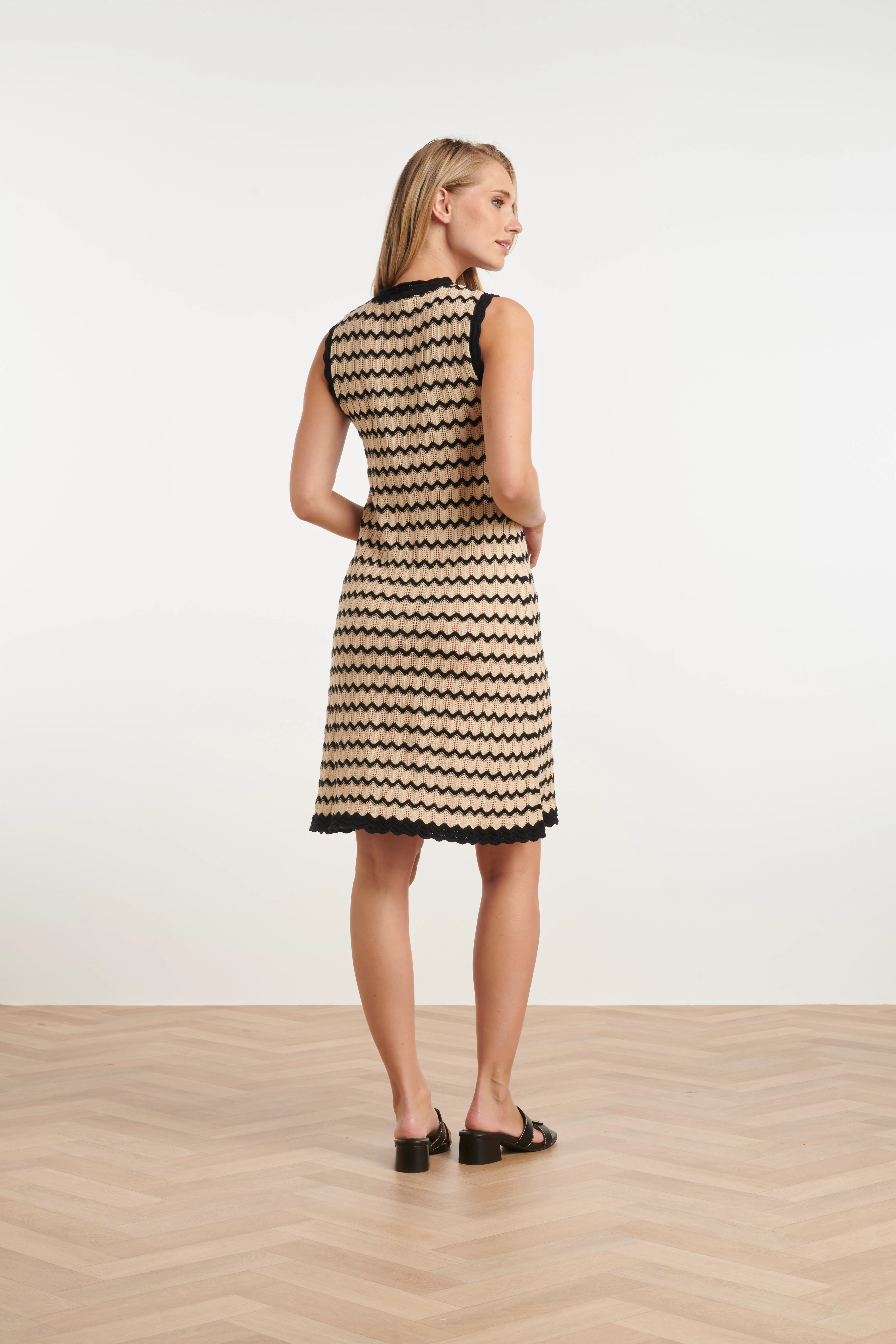 25308, Jurken | Off White - Black - Image 4