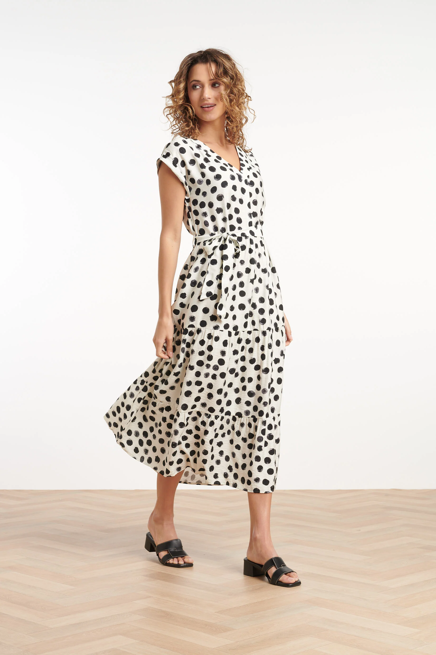 35104, Jurken | Off White - Black - Image 4