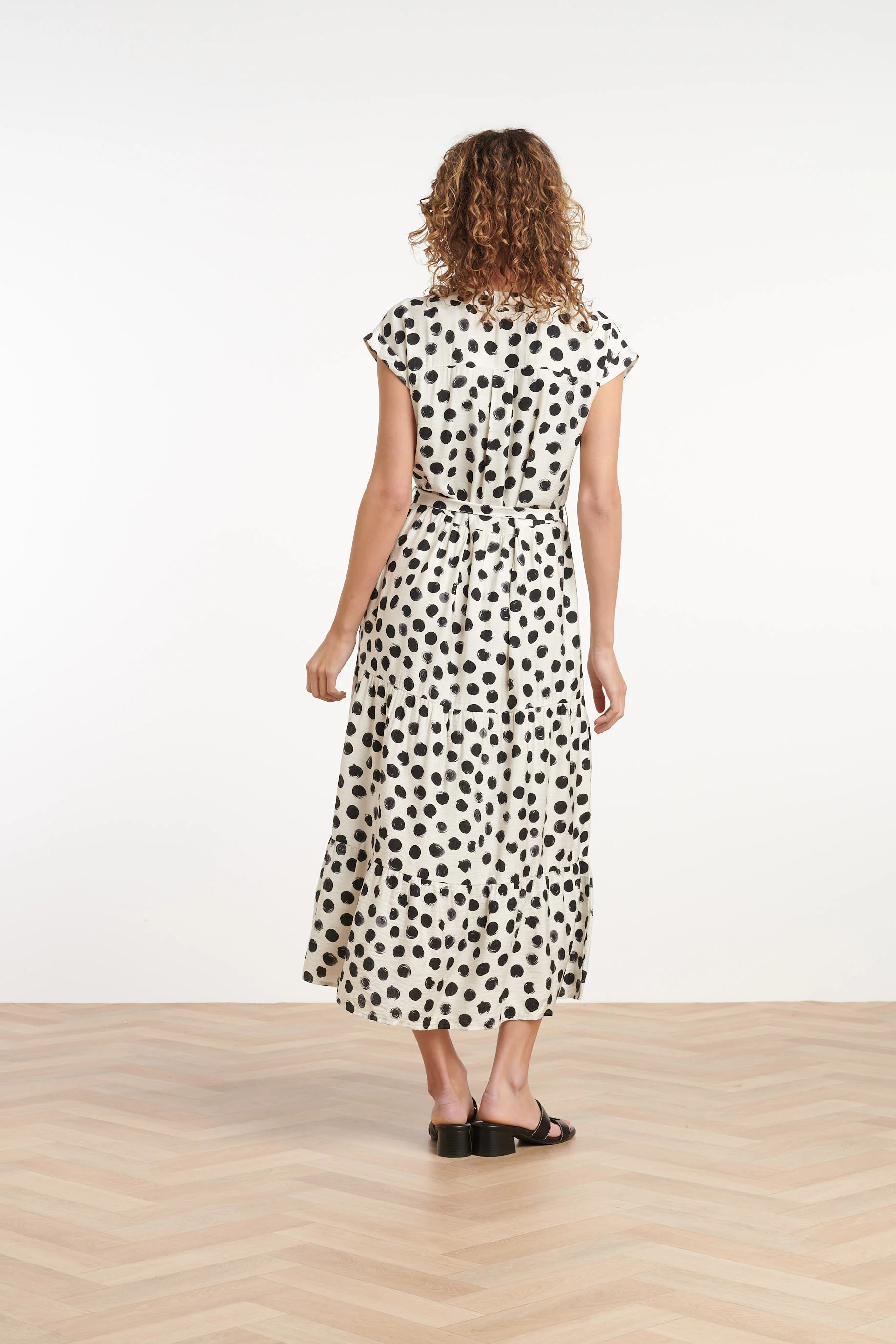 35104, Jurken | Off White - Black - Image 6