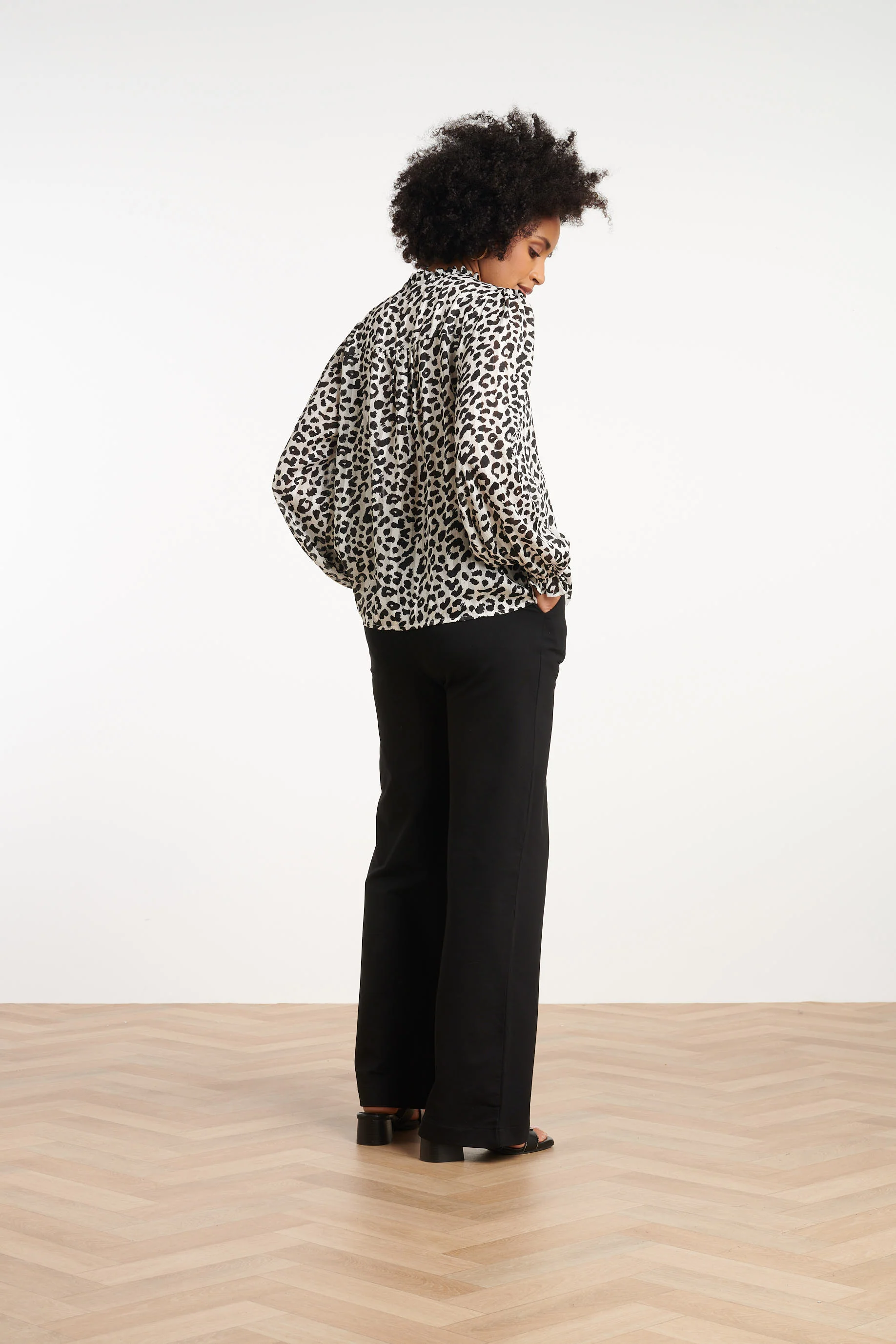35111, Tops | White - Black - Image 5