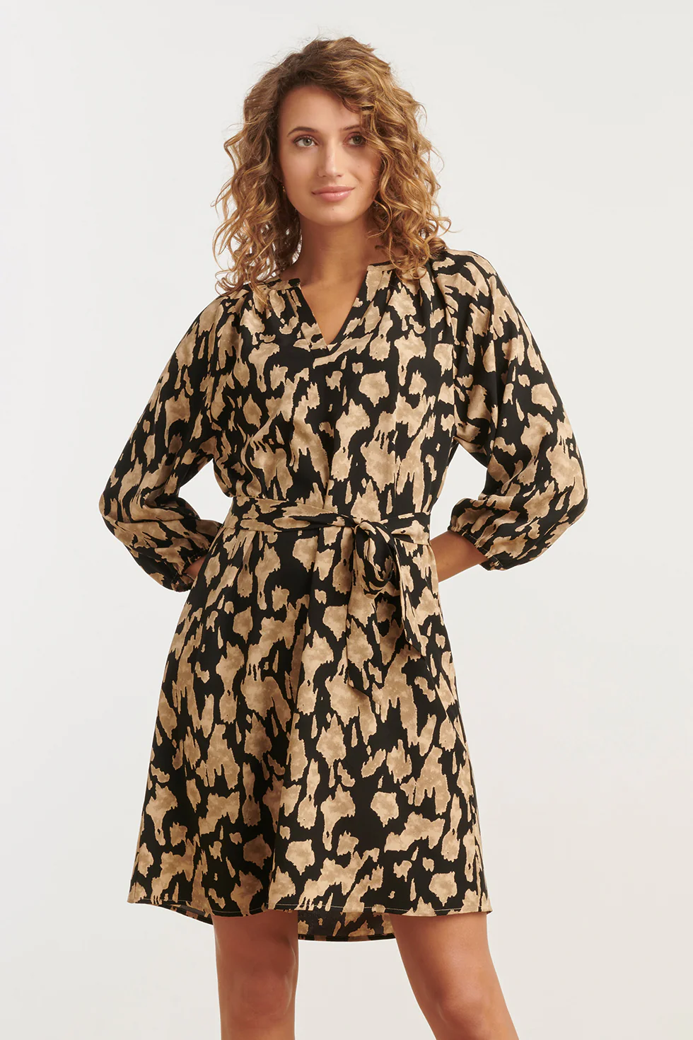 35119, Jurken | Sand - Black