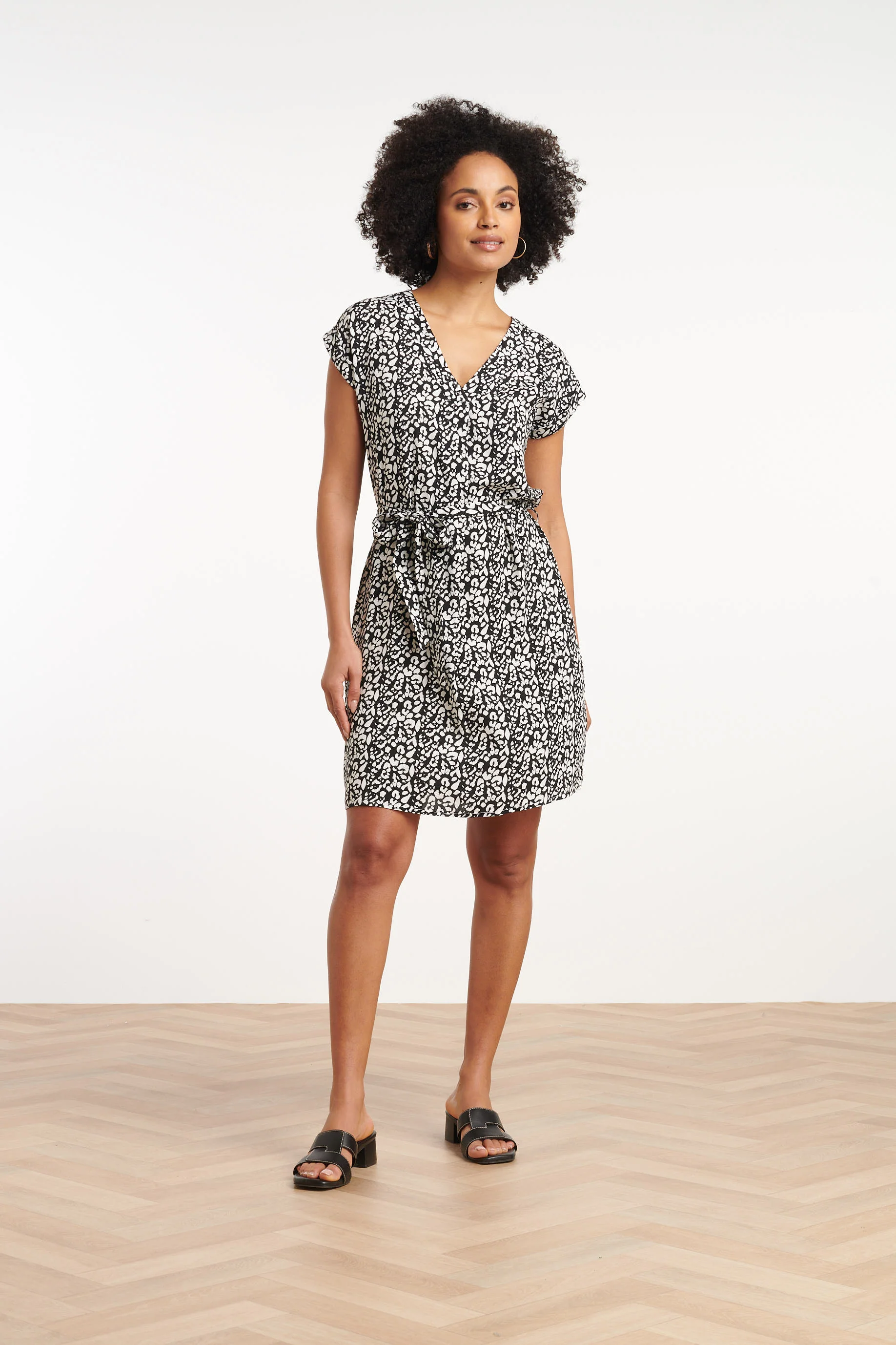 35120, Jurken | Black - Off White - Image 3