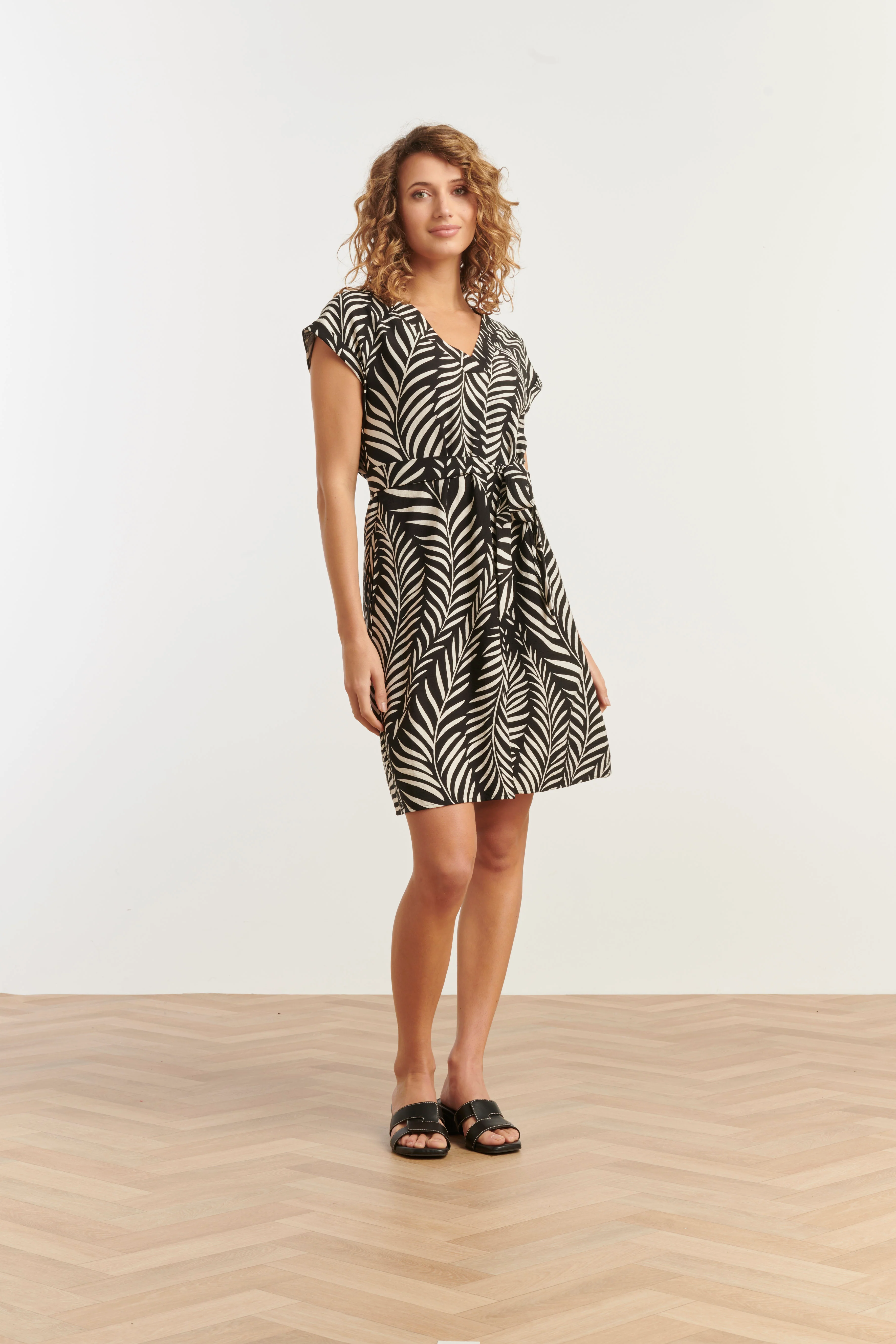 35147, Jurken | Black - Off White - Image 4