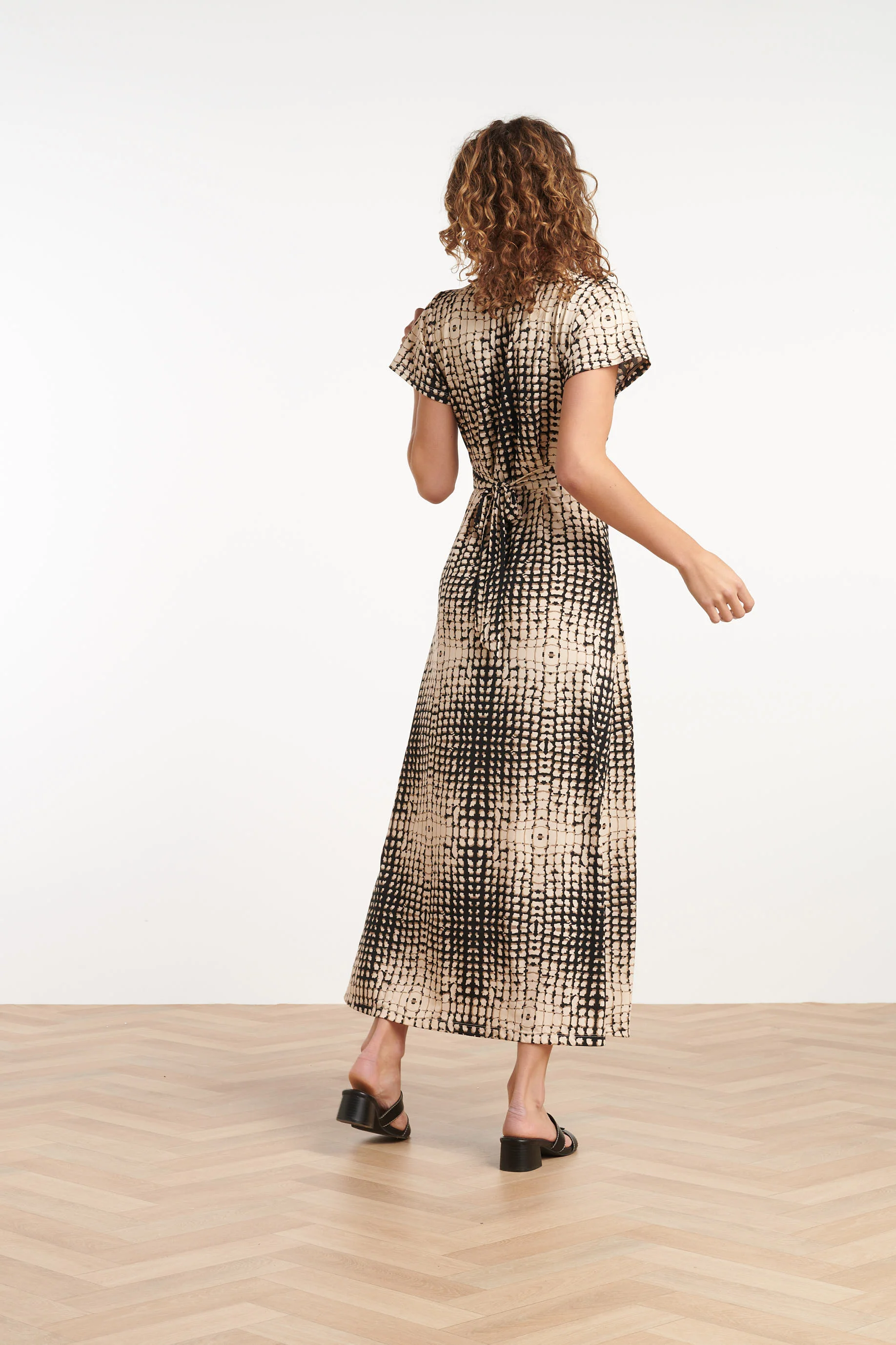 35151, Jurken | Black - Off White - Image 6
