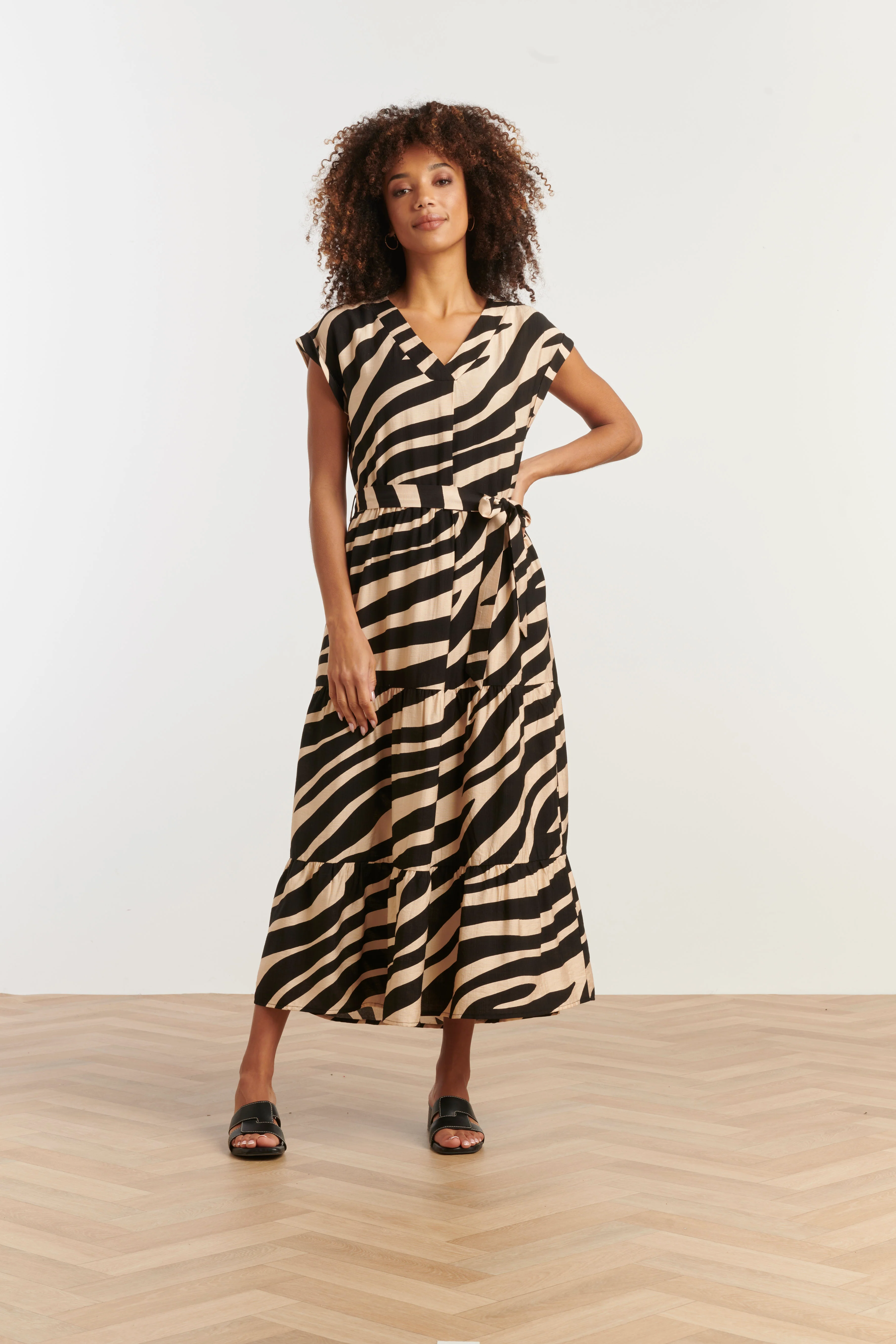 35155, Jurken | Black - Sand