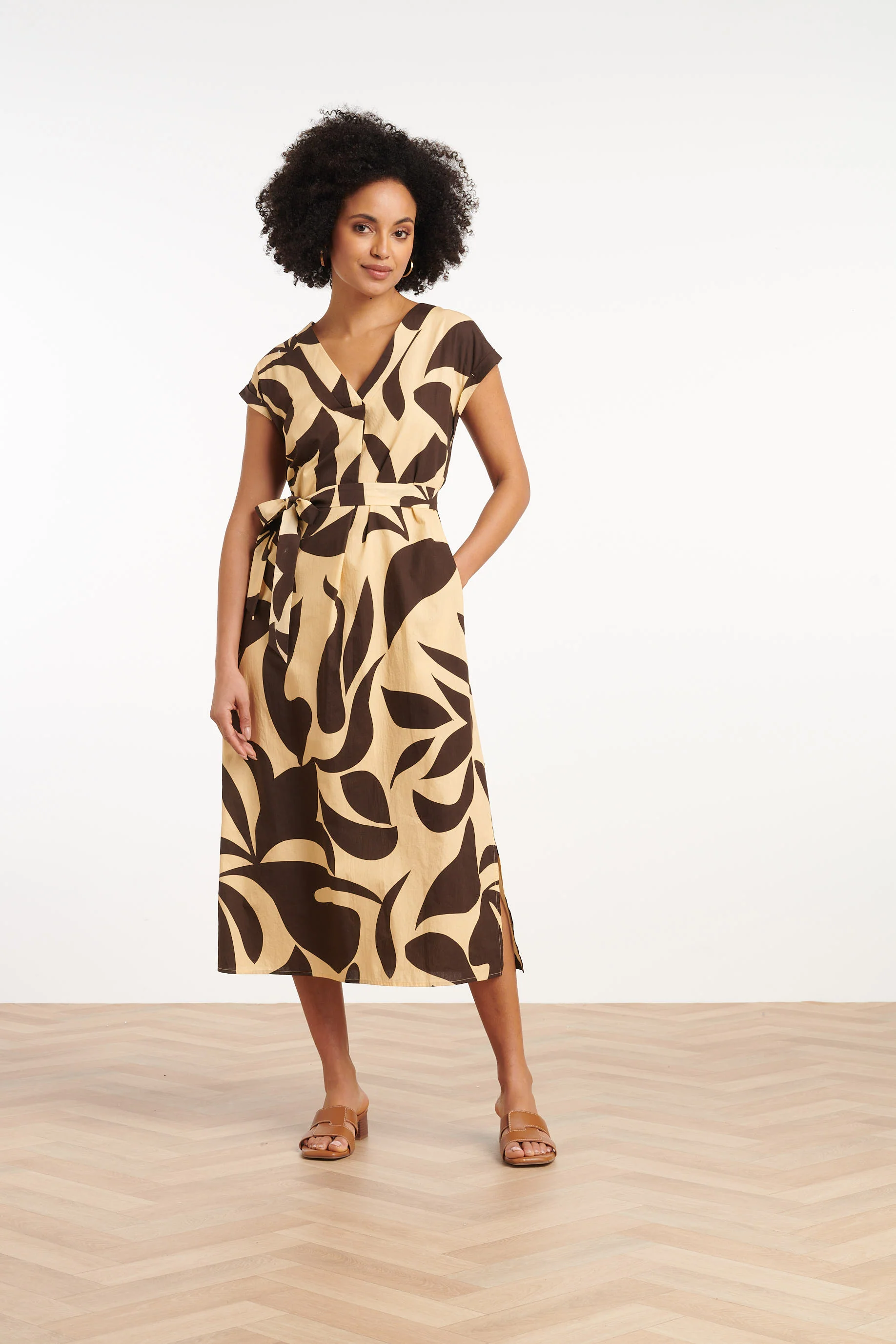 35167, Jurken | Sand - Black - Image 3