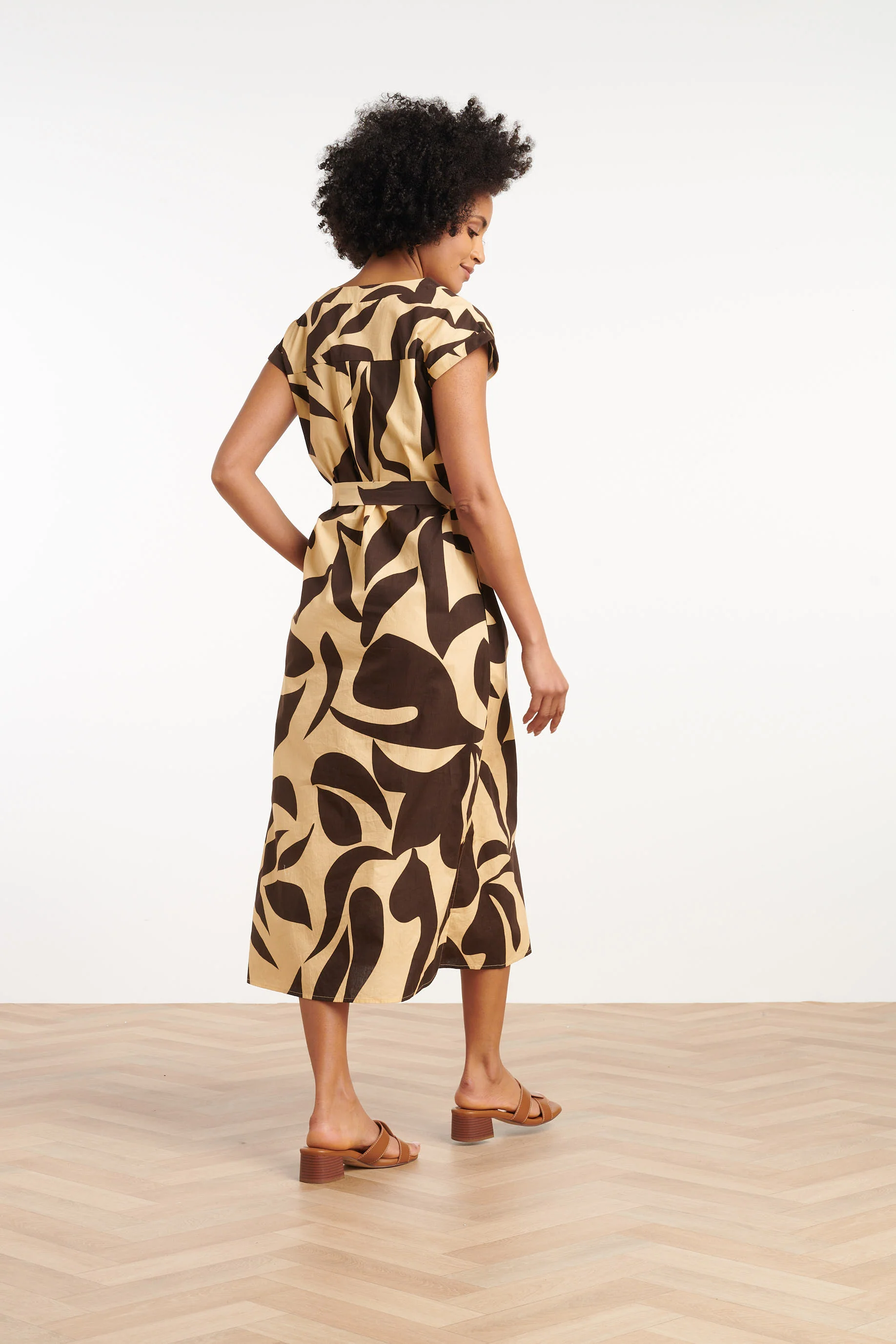 35167, Jurken | Sand - Black - Image 5