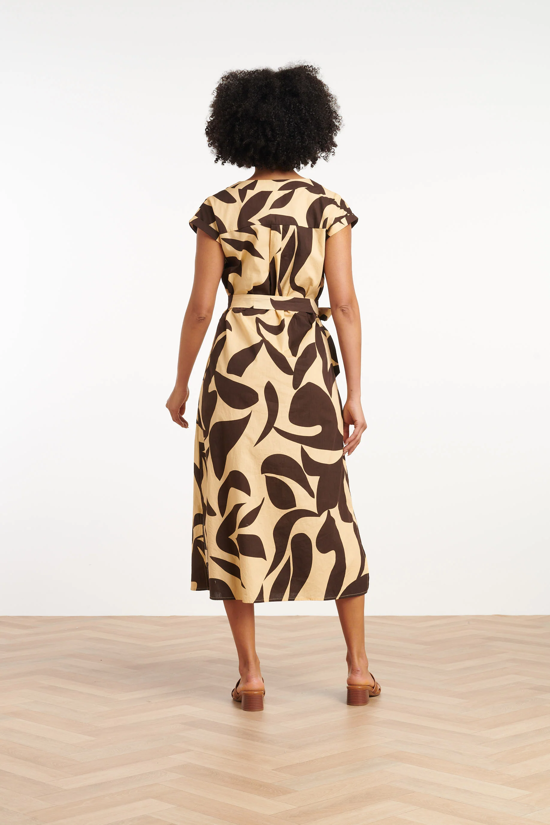 35167, Jurken | Sand - Black - Image 6