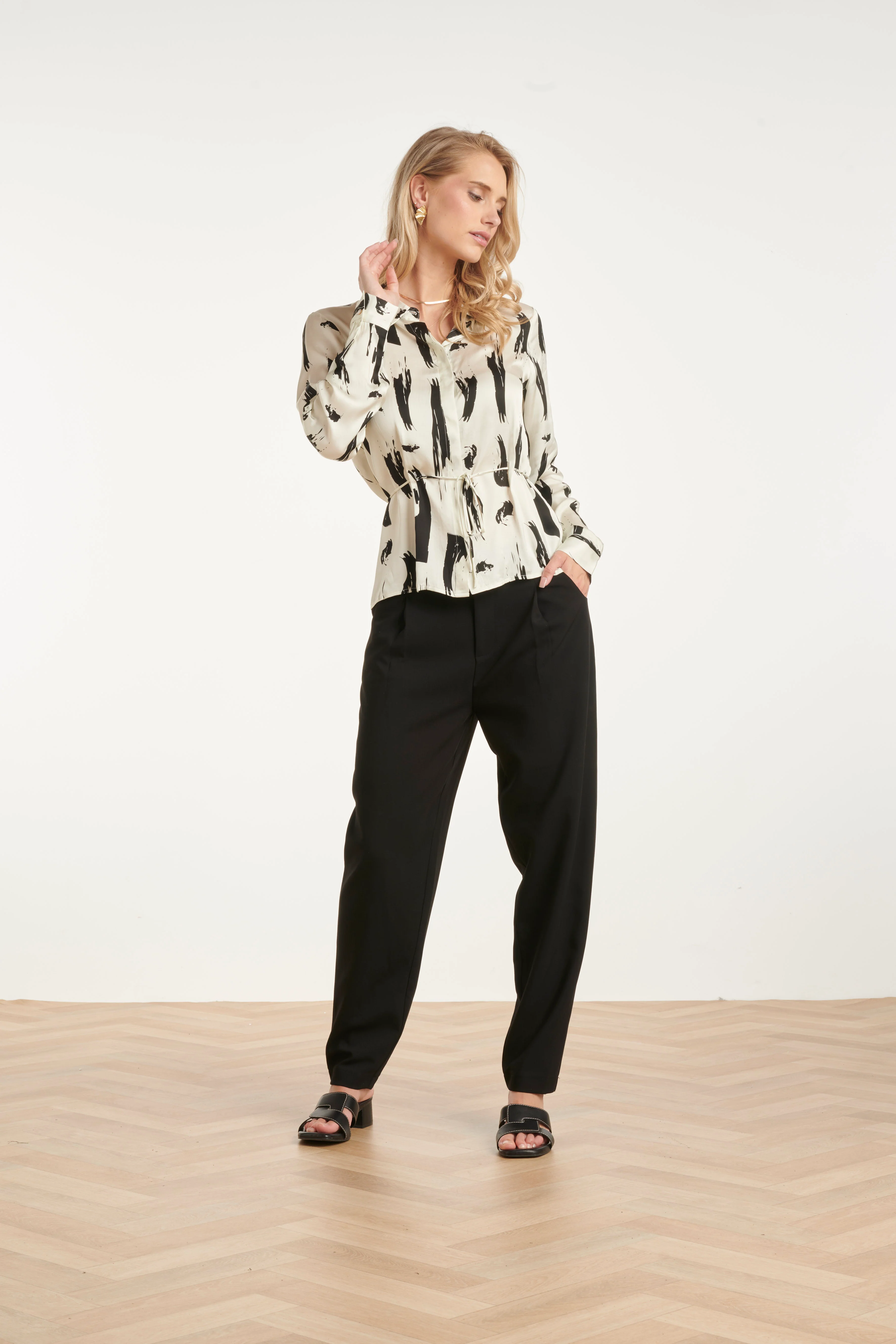 Abstracte Blouse Met Tailleceintuur | Off White - Black - Image 3