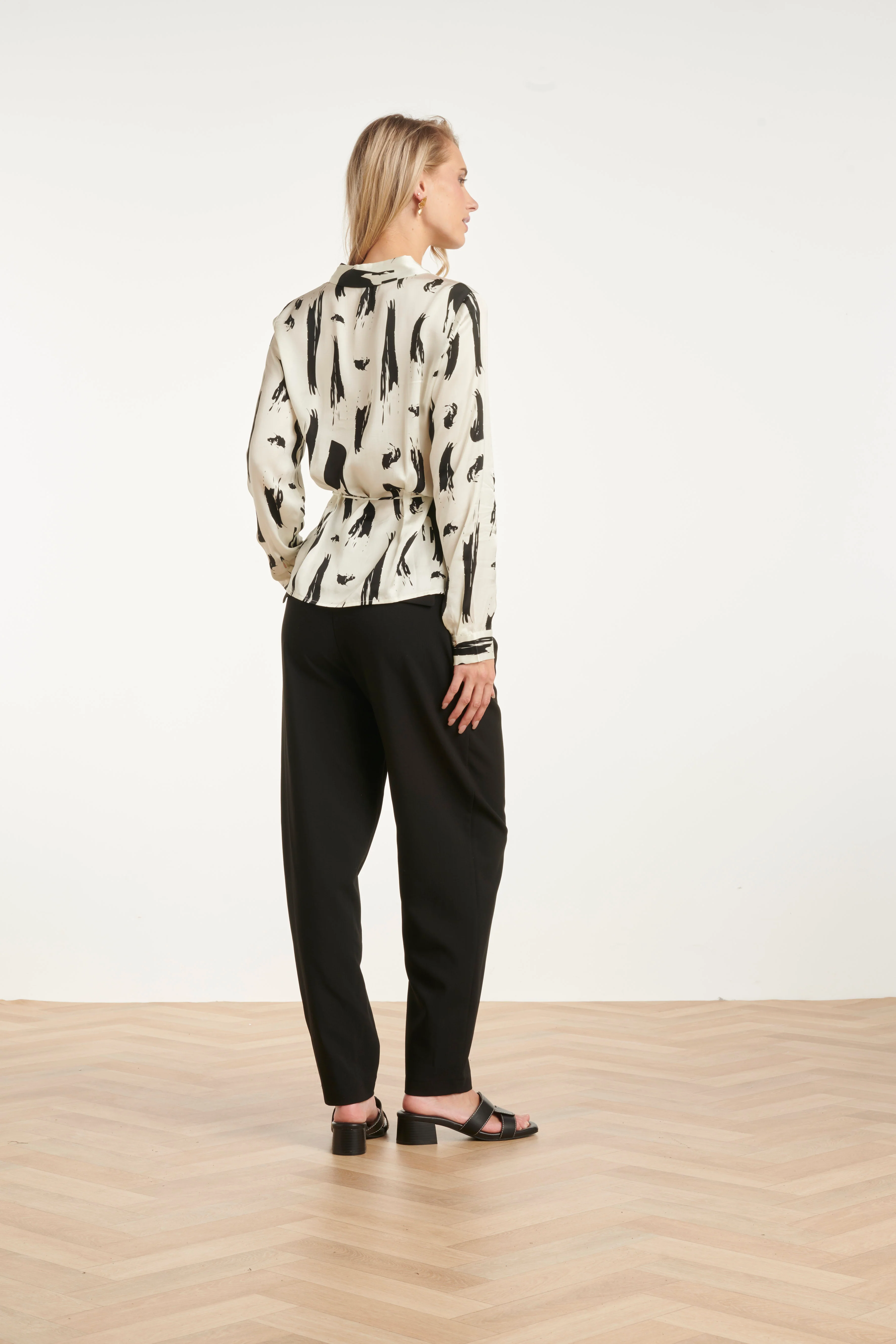 Abstracte Blouse Met Tailleceintuur | Off White - Black - Image 5