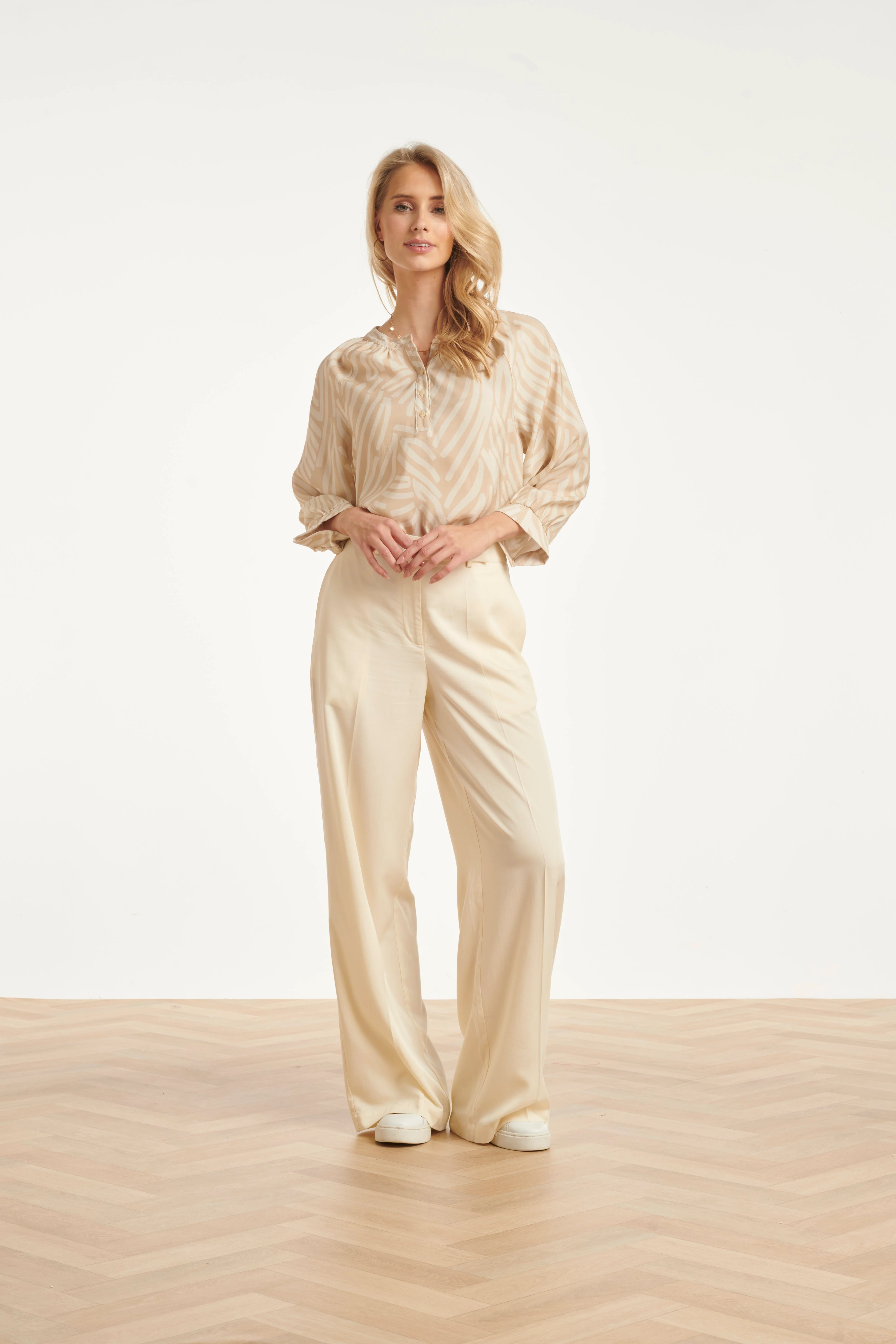 Beige Blouse Met Abstracte Print En Halflange Mouwen | Dark Sand - Off White