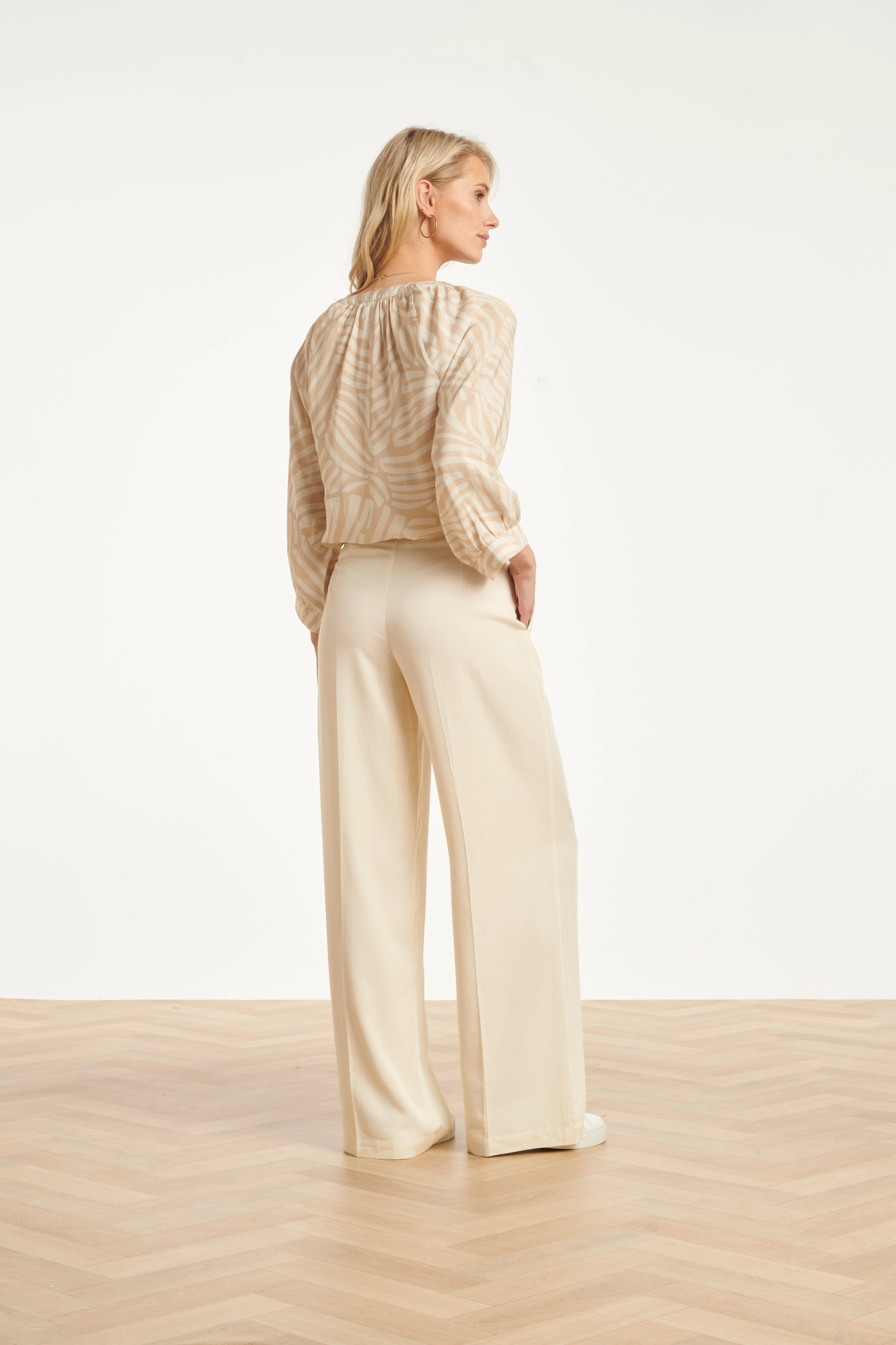Beige Blouse Met Abstracte Print En Halflange Mouwen | Dark Sand - Off White - Image 10