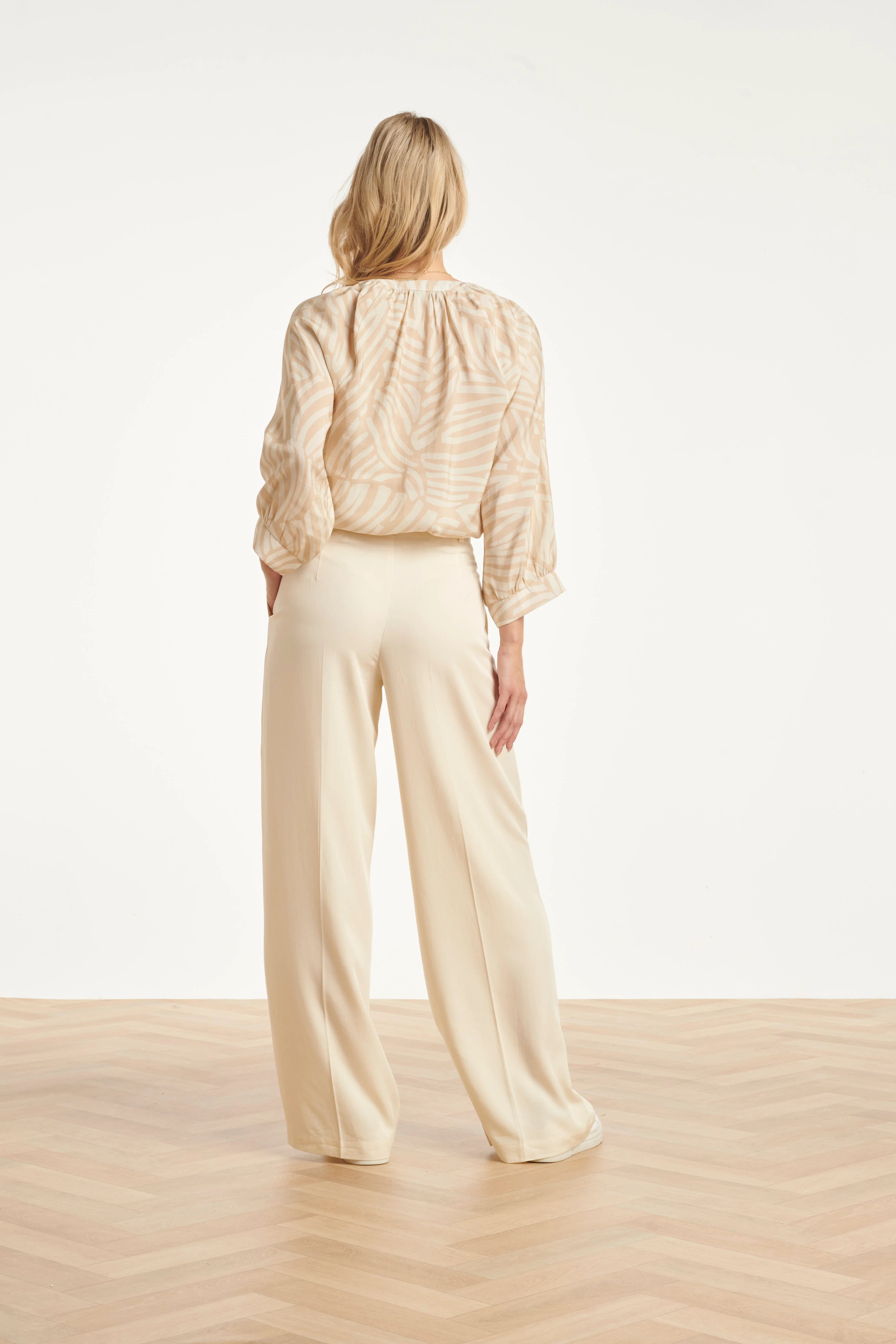 Beige Blouse Met Abstracte Print En Halflange Mouwen | Dark Sand - Off White - Image 11