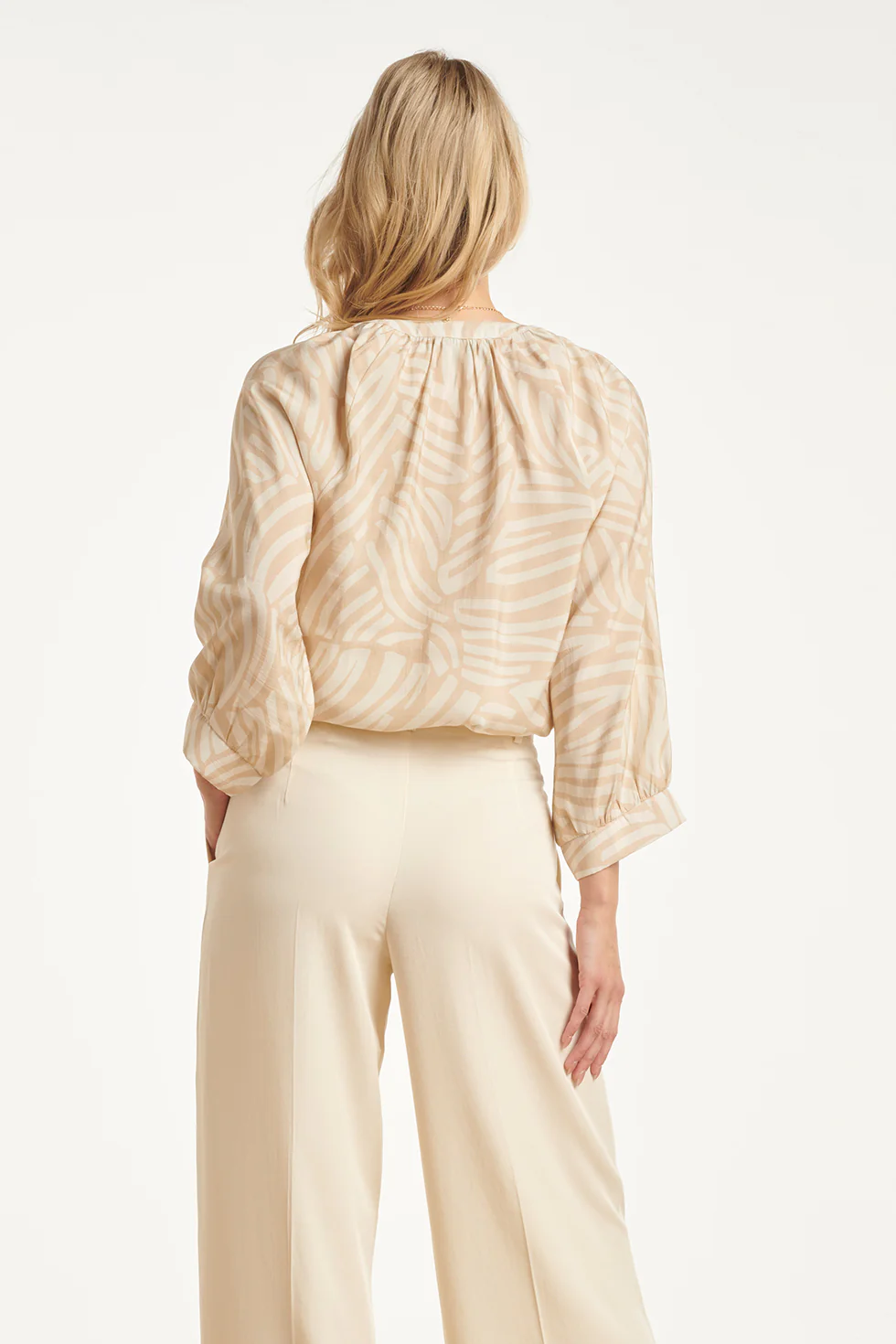 Beige Blouse Met Abstracte Print En Halflange Mouwen | Dark Sand - Off White - Image 12