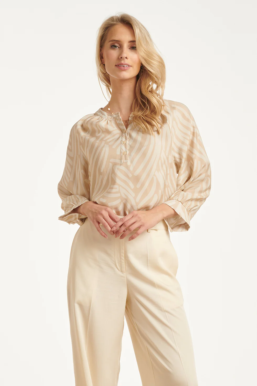 Beige Blouse Met Abstracte Print En Halflange Mouwen | Dark Sand - Off White - Image 2