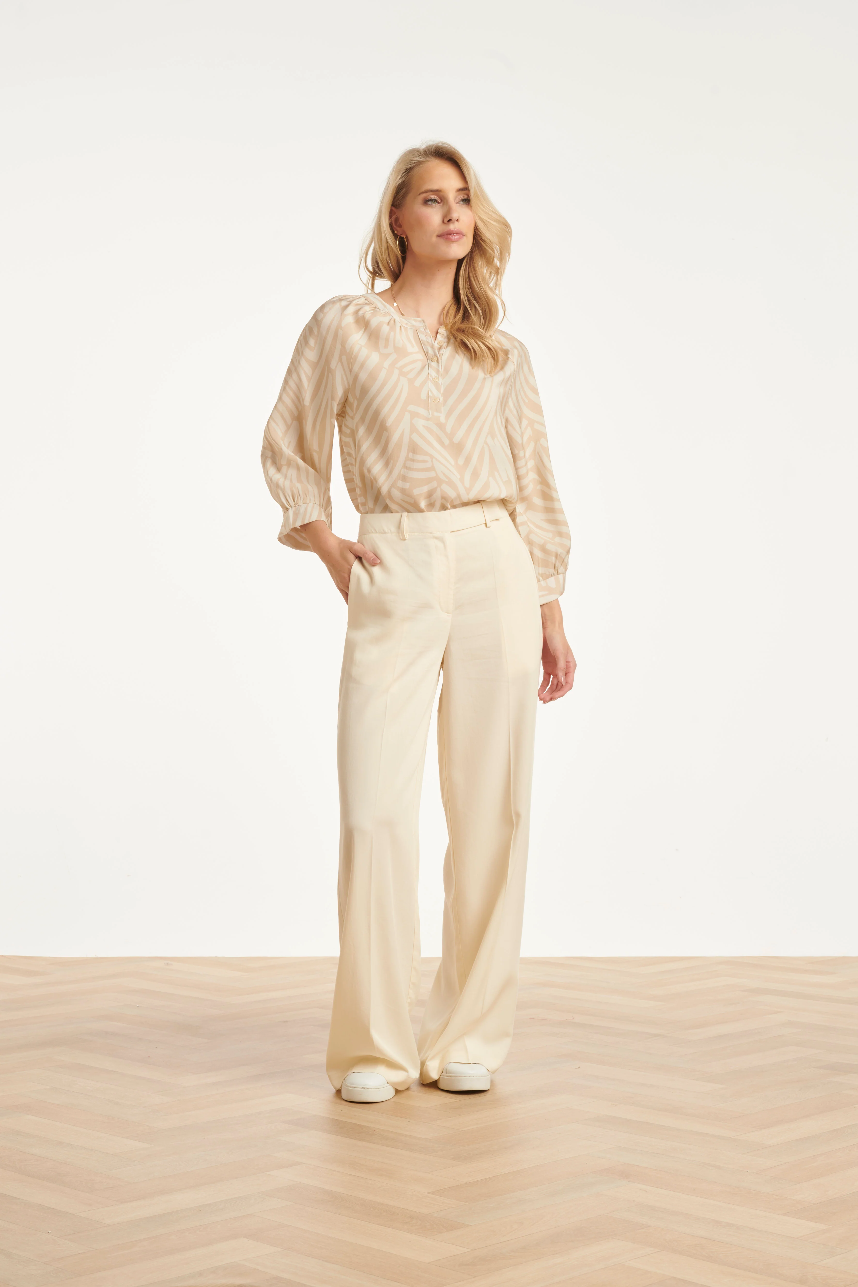 Beige Blouse Met Abstracte Print En Halflange Mouwen | Dark Sand - Off White - Image 6