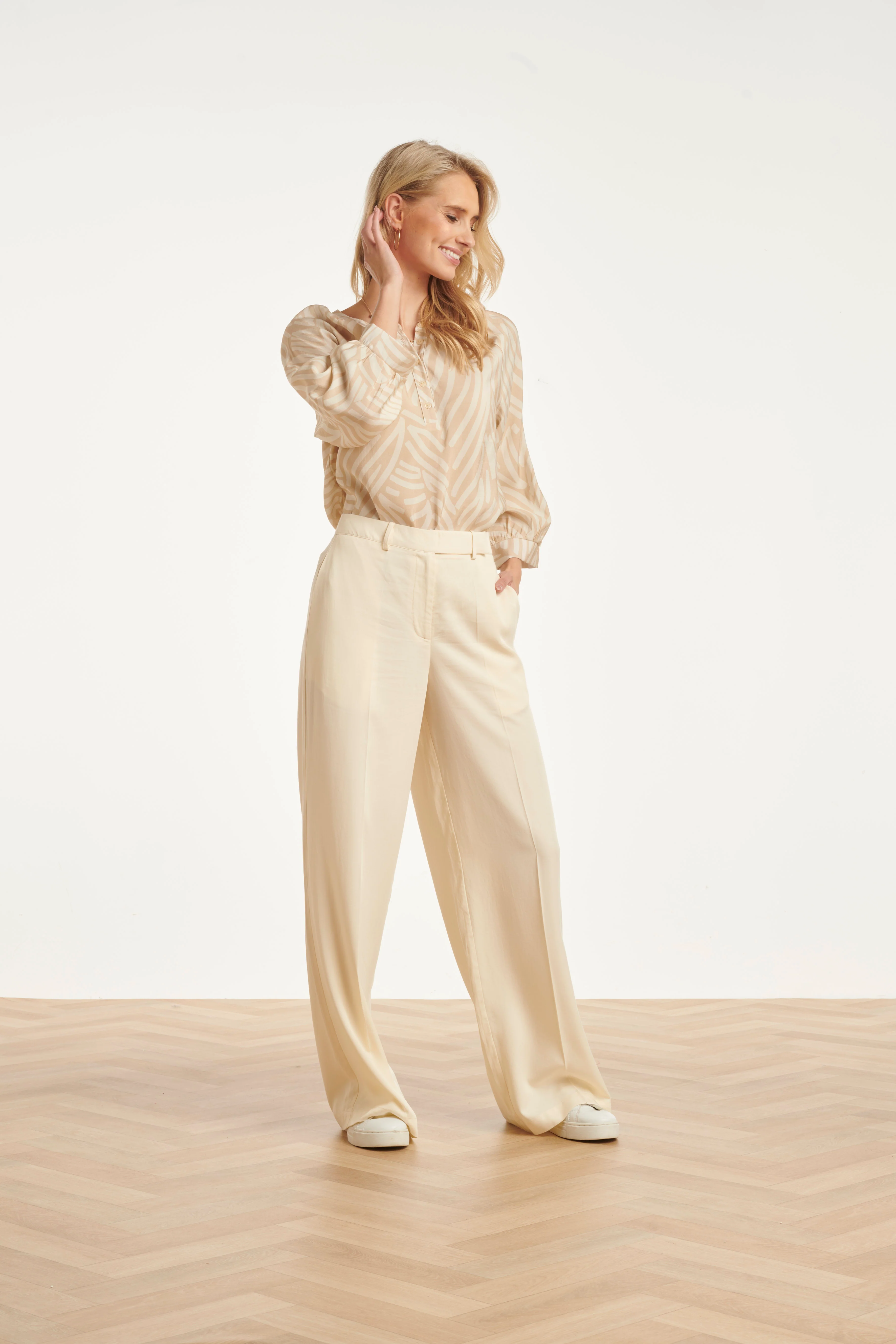 Beige Blouse Met Abstracte Print En Halflange Mouwen | Dark Sand - Off White - Image 7